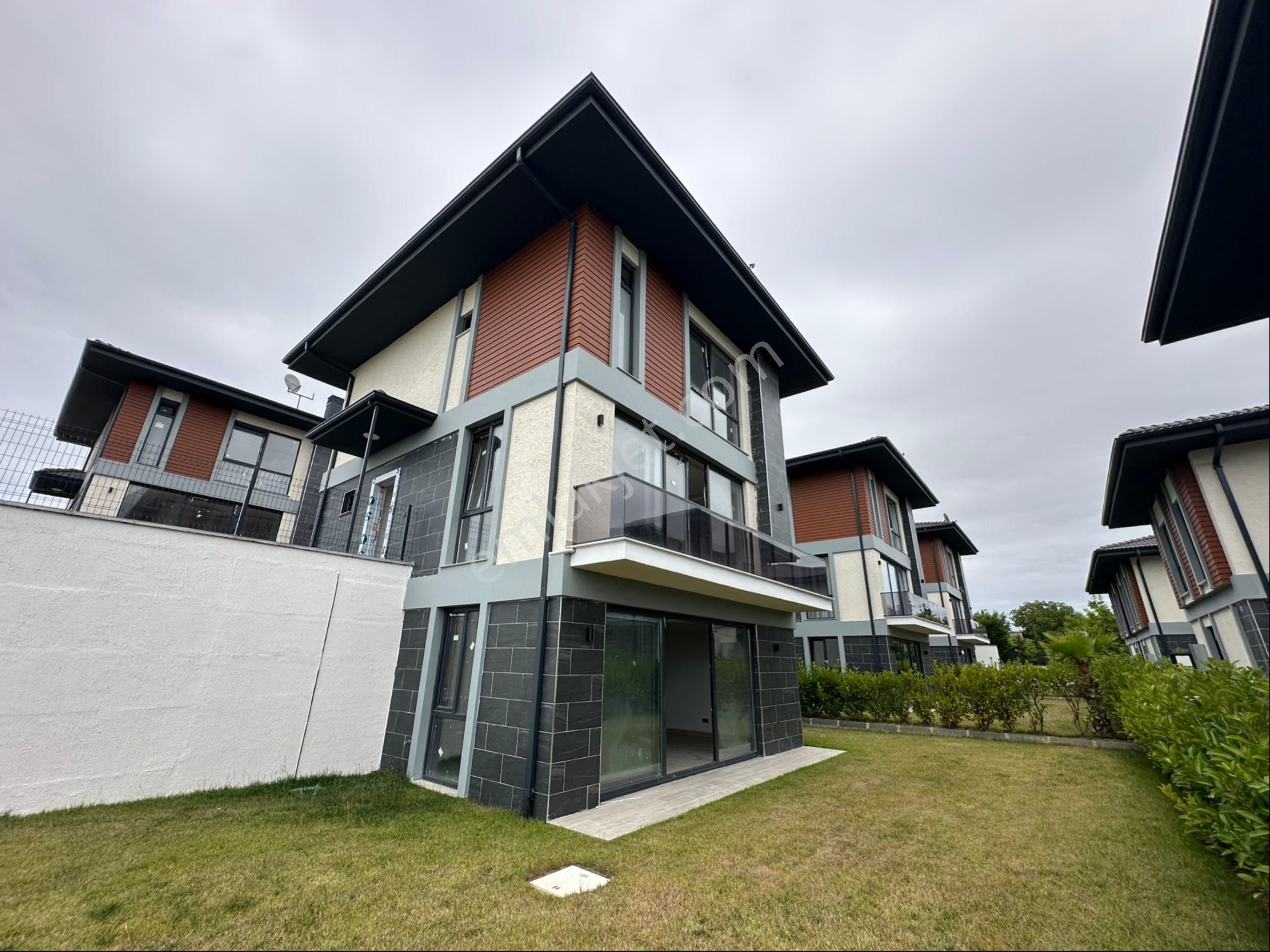 Şile De Merkeze Denize Yakın Sıfır Kiralık Villa