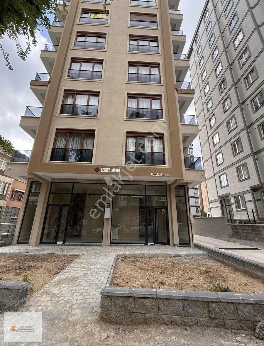 İçerenköy Merkezde, Giriş Kat 26 M² Satılık Dükkan