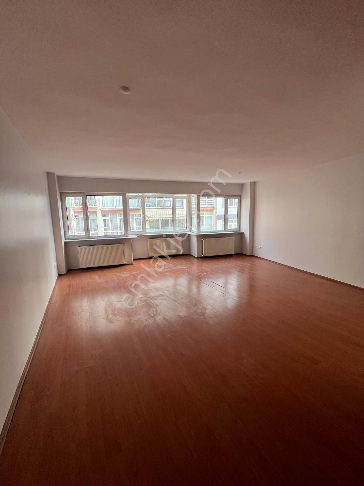 Kadıköy Mühürdar Caddesinde Sahile Paralel,asansörlü Çif Cephe 1+1 80 M² Kiralık Daire