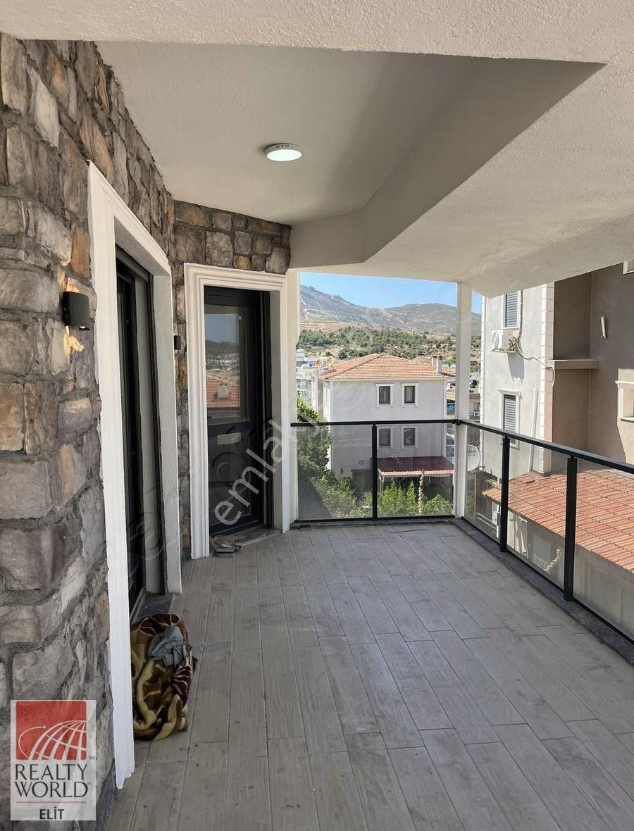 Yenifoçada Sıfır, Deniz Ve Doğa Manzaralı Müstakil Lüks Villa
