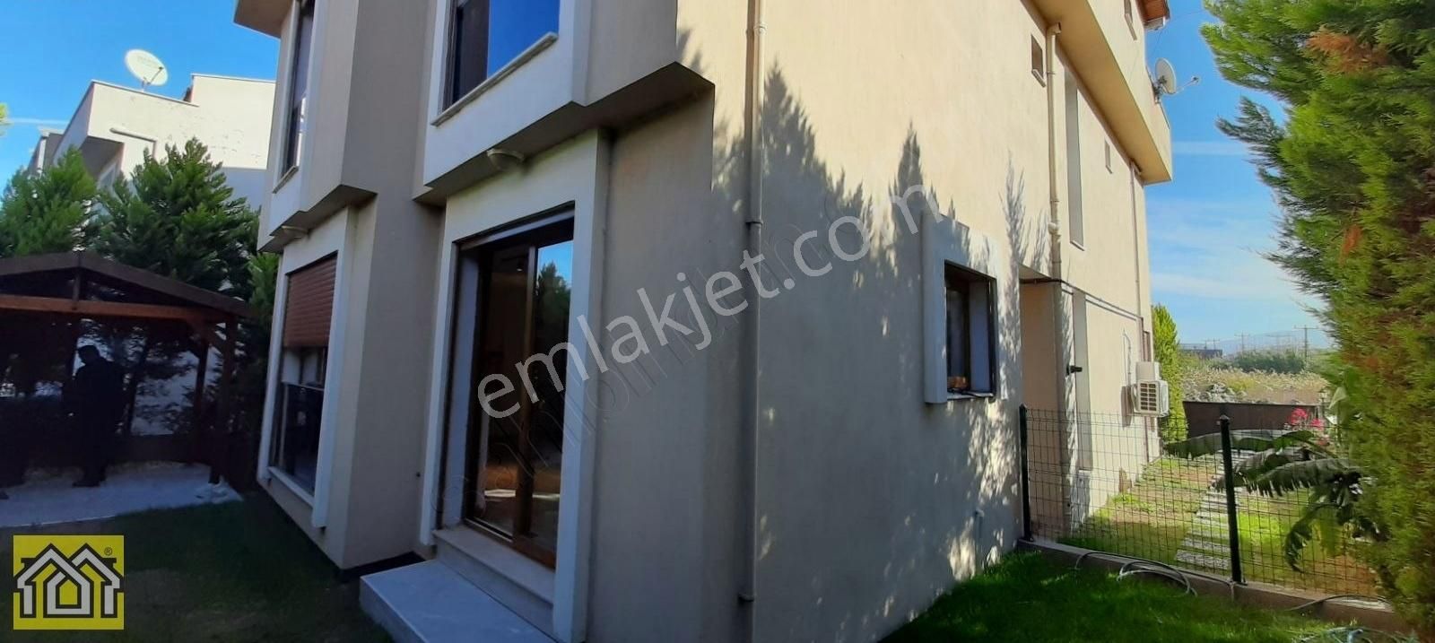 Urla Çamlıçay Da Bahçeli Ve Teraslı Kiralık Villa