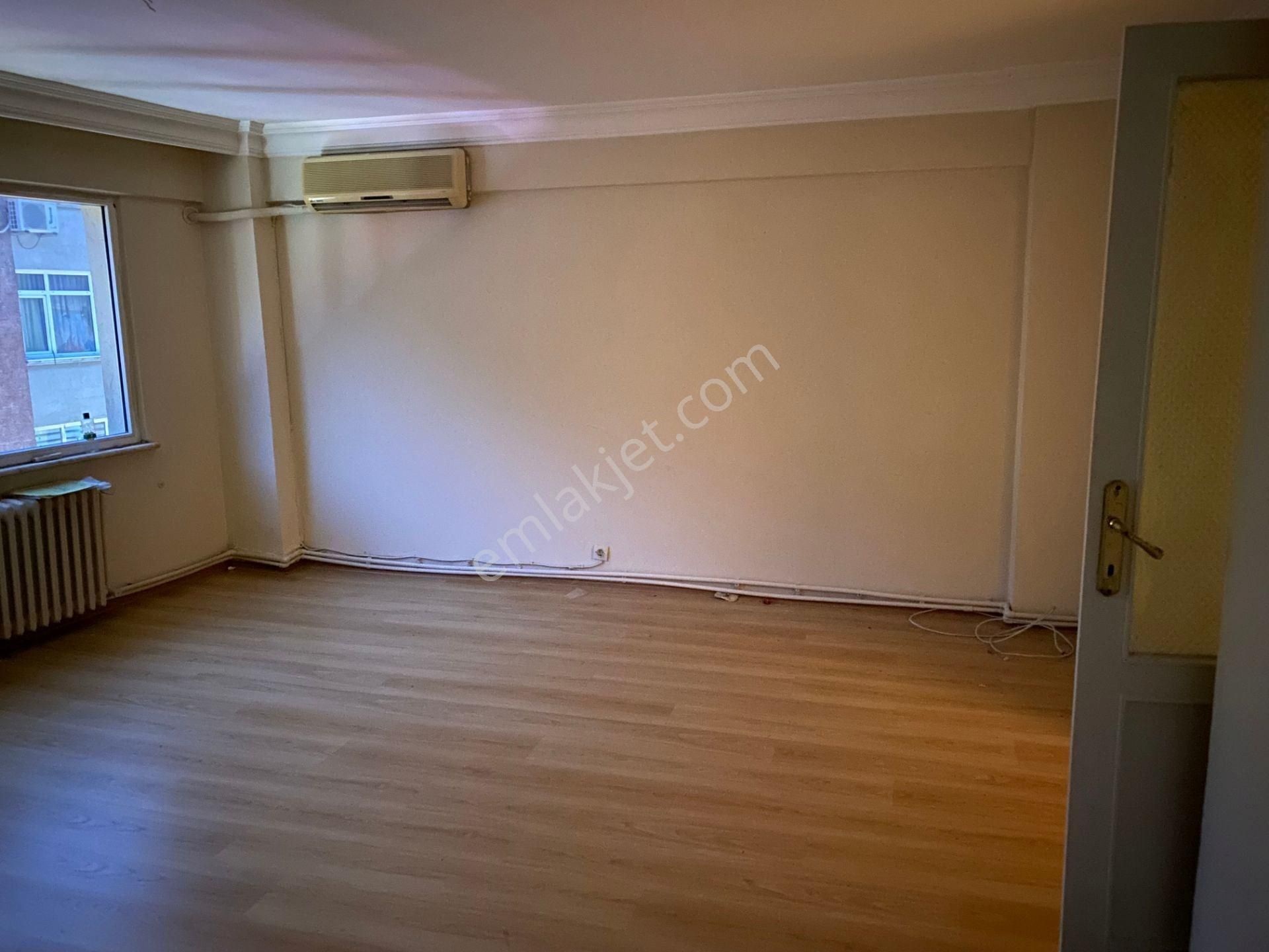 Osmanağa'da Bahariye'nin Merkezinde Manzaralı 2+1 Daire