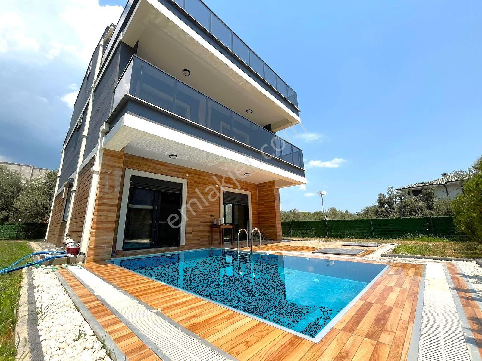 Güre'de Muhteşem Doğa Manzarasıyla Hayranlık Uyandıran 340 M2 Arsa İçinde Havuzlu 5+1 Satılık Villa