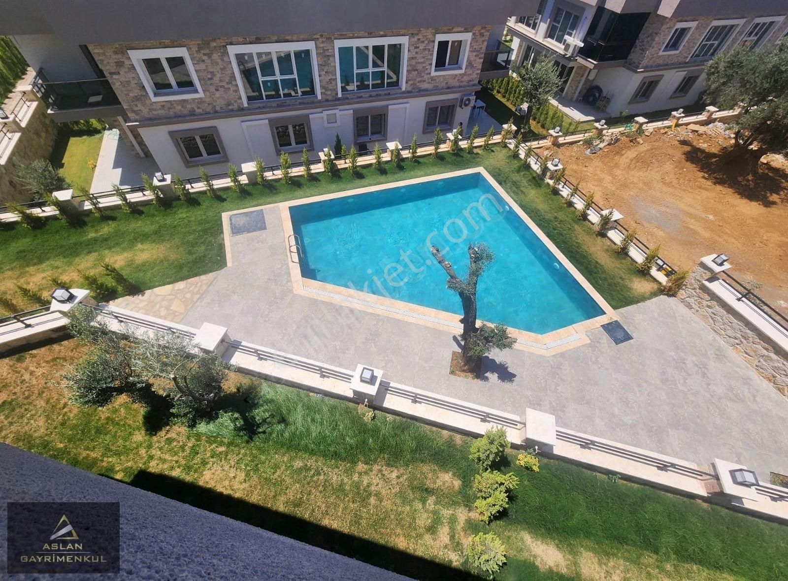 Yeni Foça K.atatürk Mah. Site İçinde Havuzlu 2+1 Kiralık Daire