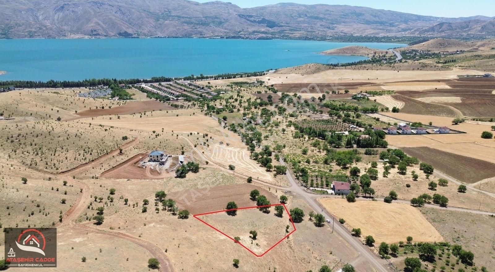 [acg]güney'de Göl Manzaralı 3310 M2 Fırsat Küçük Parsel