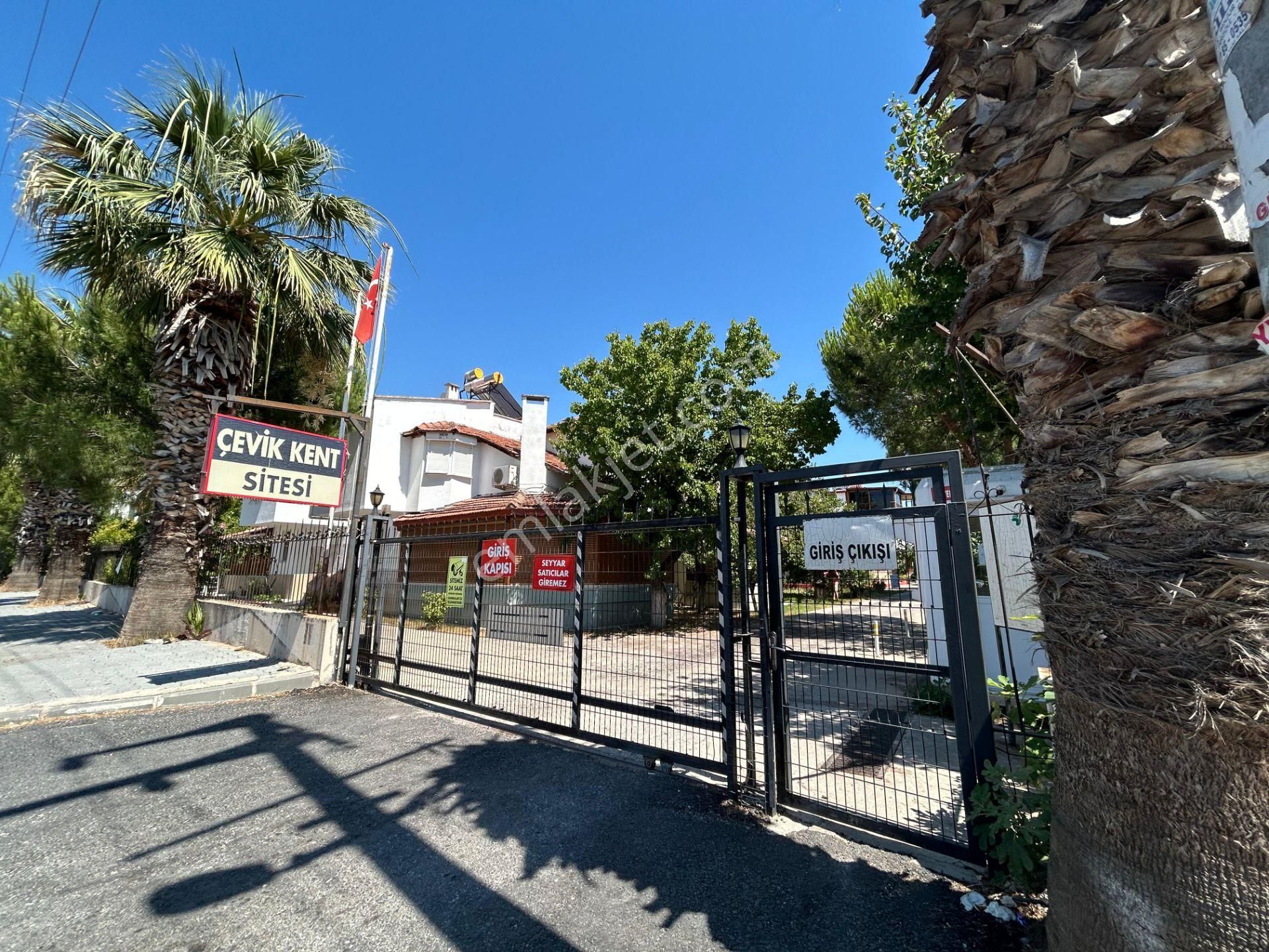İzmir Dikili Salihleraltı Mah. Havuzlu Sitede Denize Yakın Eşyalı Yazlık Villa