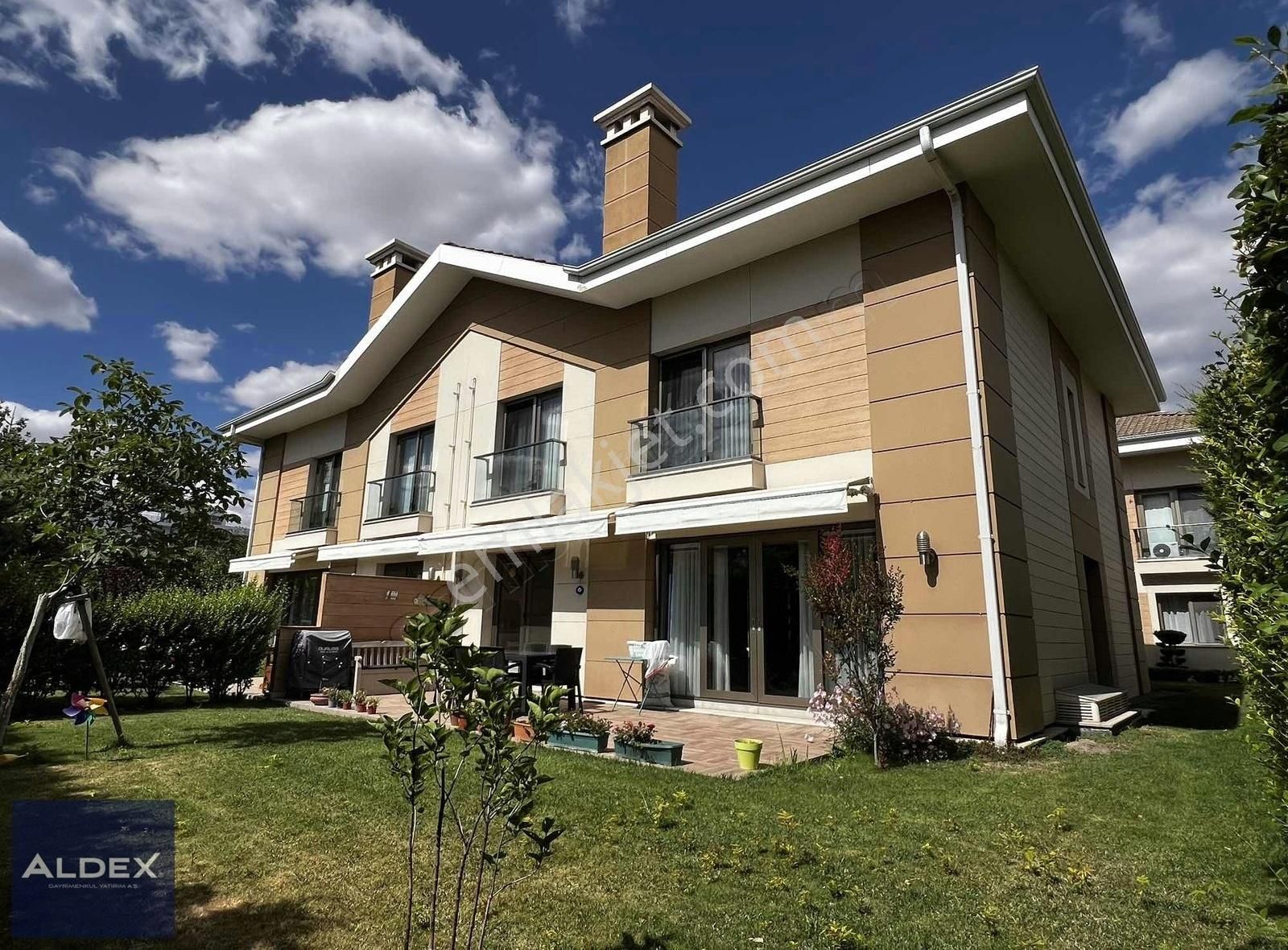 Alacaatlı Villa Sekiz Sitesinde 7+1, 400 M² Lüks Satılık Villa