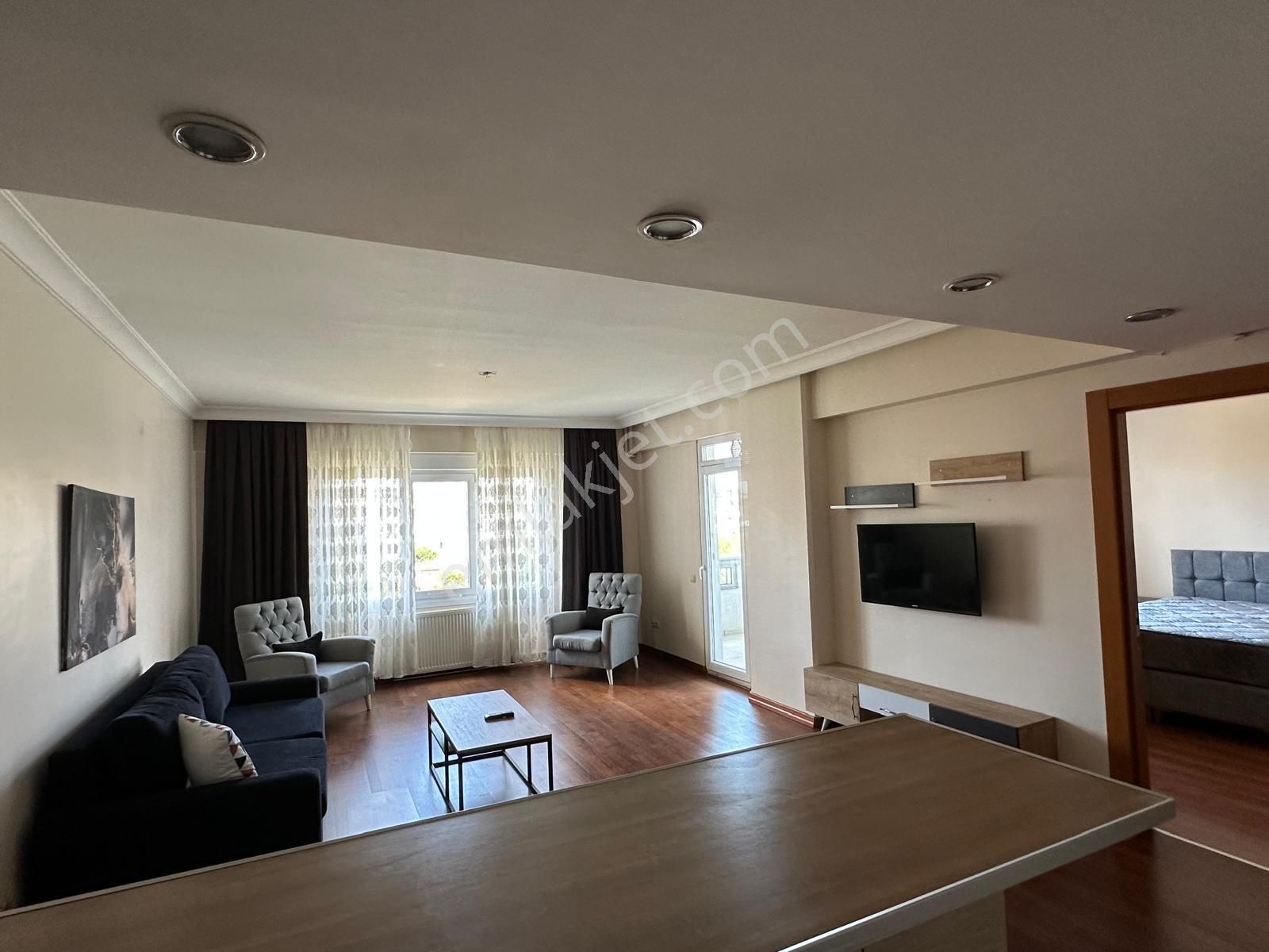 Pendik Çam Koza Court’ta Ful Eşyalı 1+1, Havuz Manzaralı