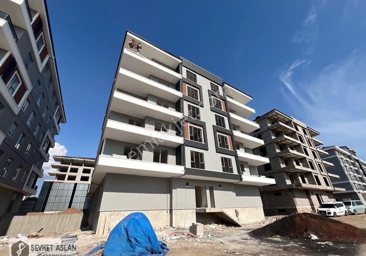 Cadde 100 Tacin Mahallesinde Hastane Yolunda Satılık 3+1