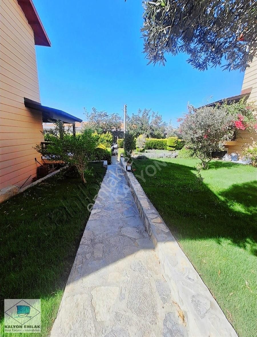 Çeşme Boyalık Da Merkezi Konumda Yıllık Kiralık Havuzlu Villa