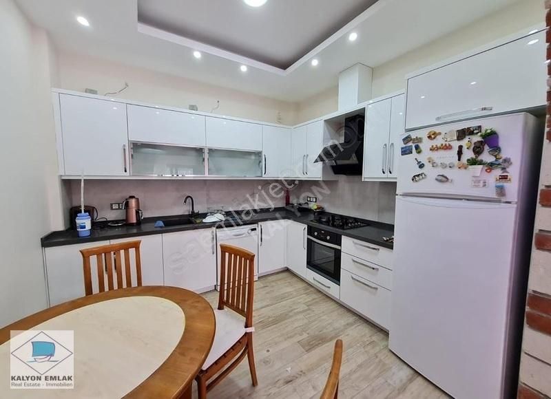 Çeşme Merkezde Yıllık Kiralık 2+1 Bahçeli Daire