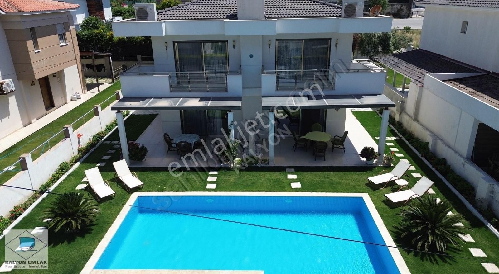 Çeşme Alaçatı'da Satılık Ortak Havuzlu Muhteşem Konumlu Villa - Görsel 2