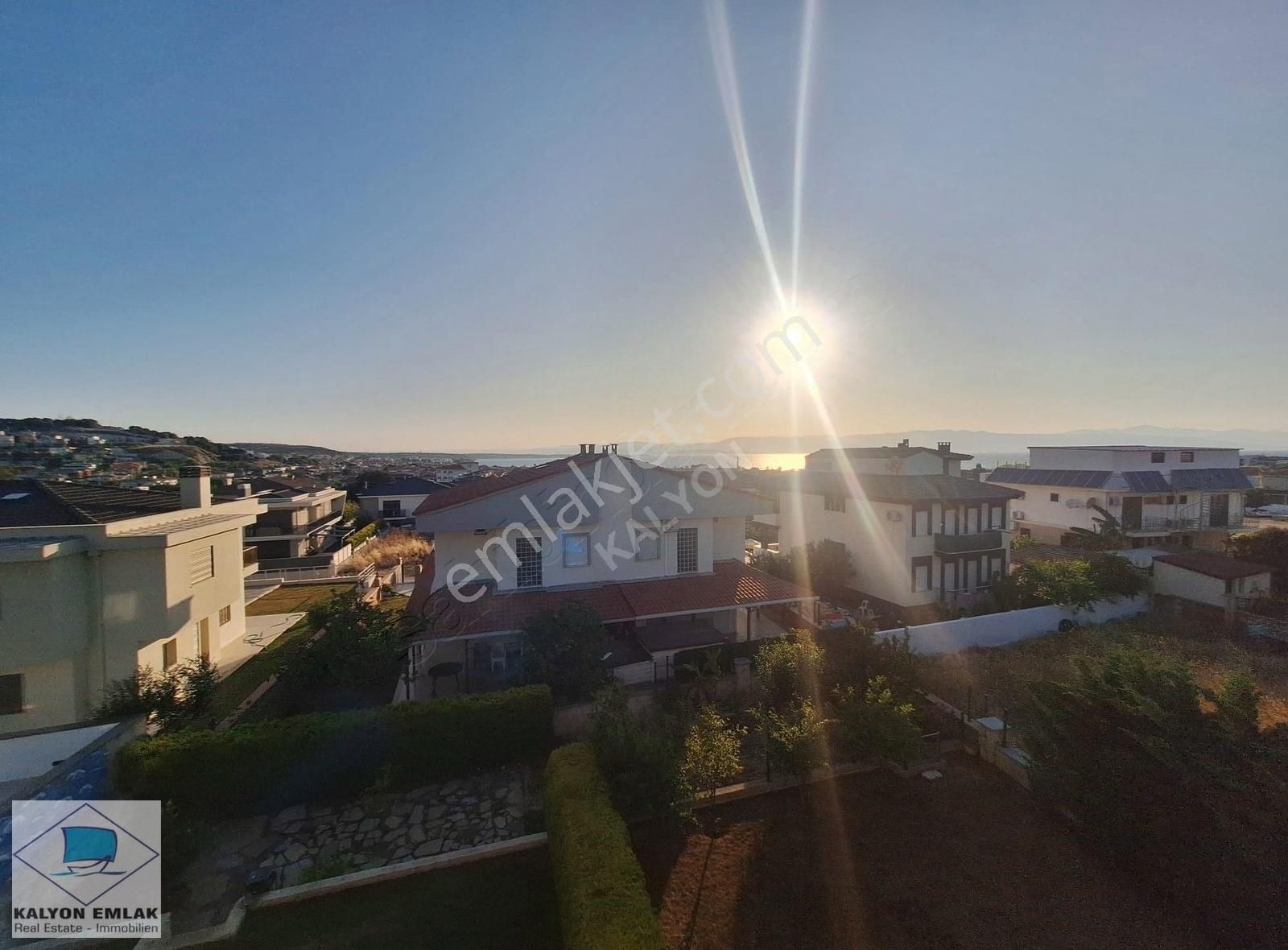 Çiftlikköyde Bahçeli Eşyalı 5+1 Yıllık Kiralık Tripleks Villa