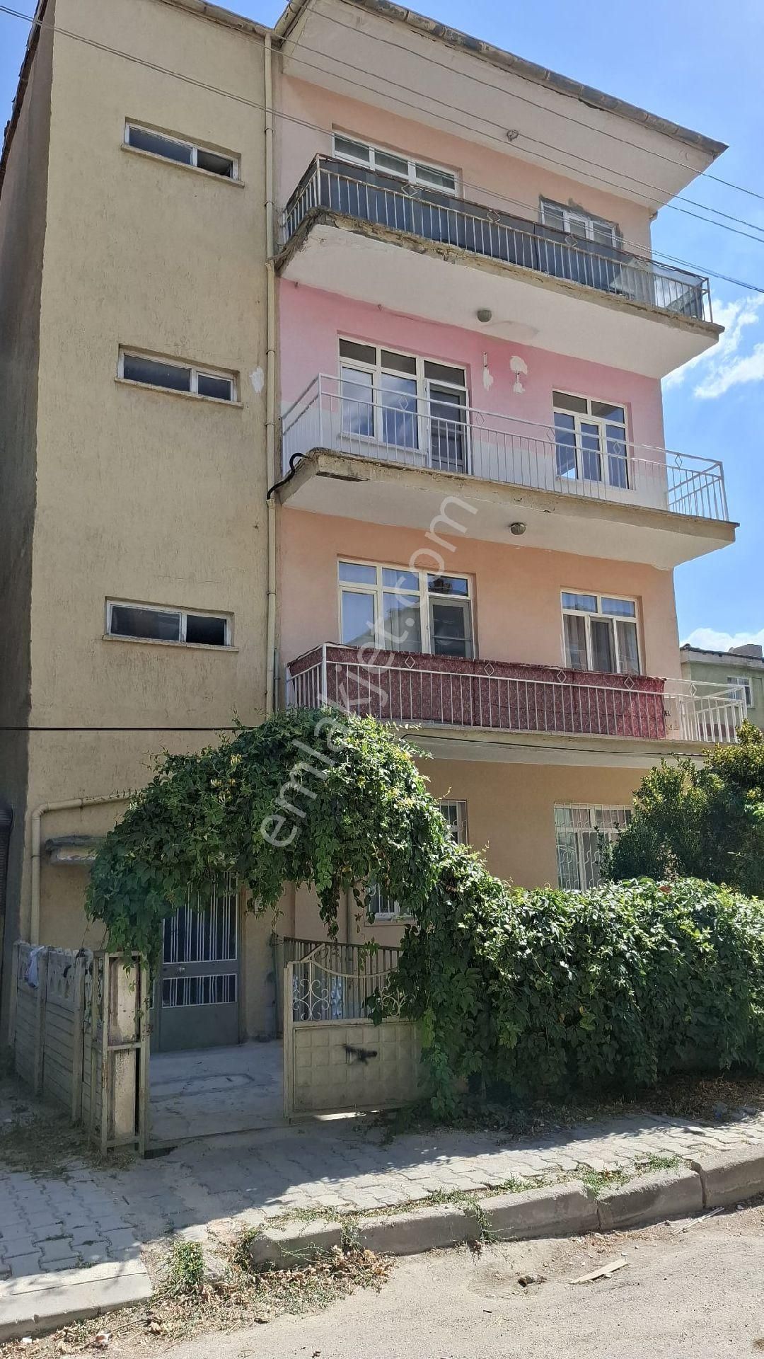 Turanlar Gayrimenkul'den Elazığ Sürsürü'de Yeşil Cami Yanında Kiralık 3+1 Daire