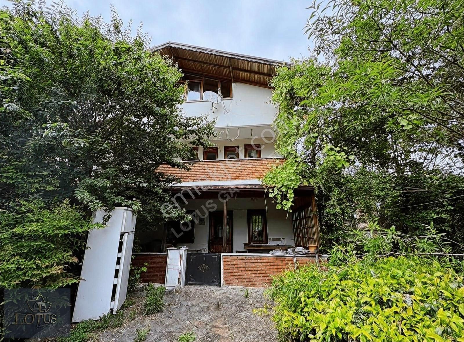 Uzuntarla Da 1465 M2 Arsa İçerisinde Muhteşem Villa