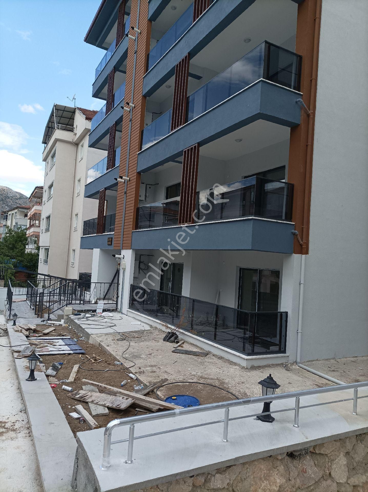 Yardımcı Emlaktan Şeyhcuide Merkezi Lokasyonda Satılık Lüks 3+1 Yüksek Giriş