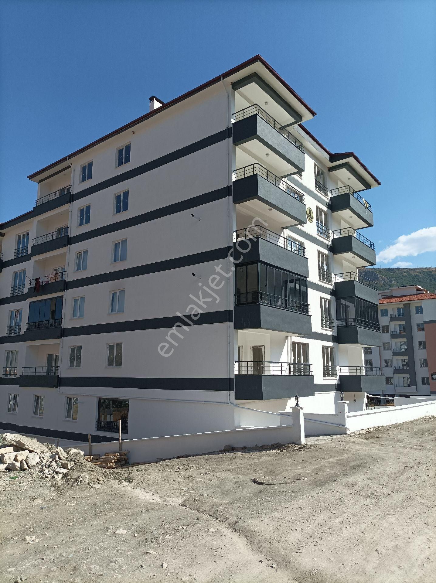 Yardımcı Emlaktan Şeyhcuide Satılık 3+1 Daireler