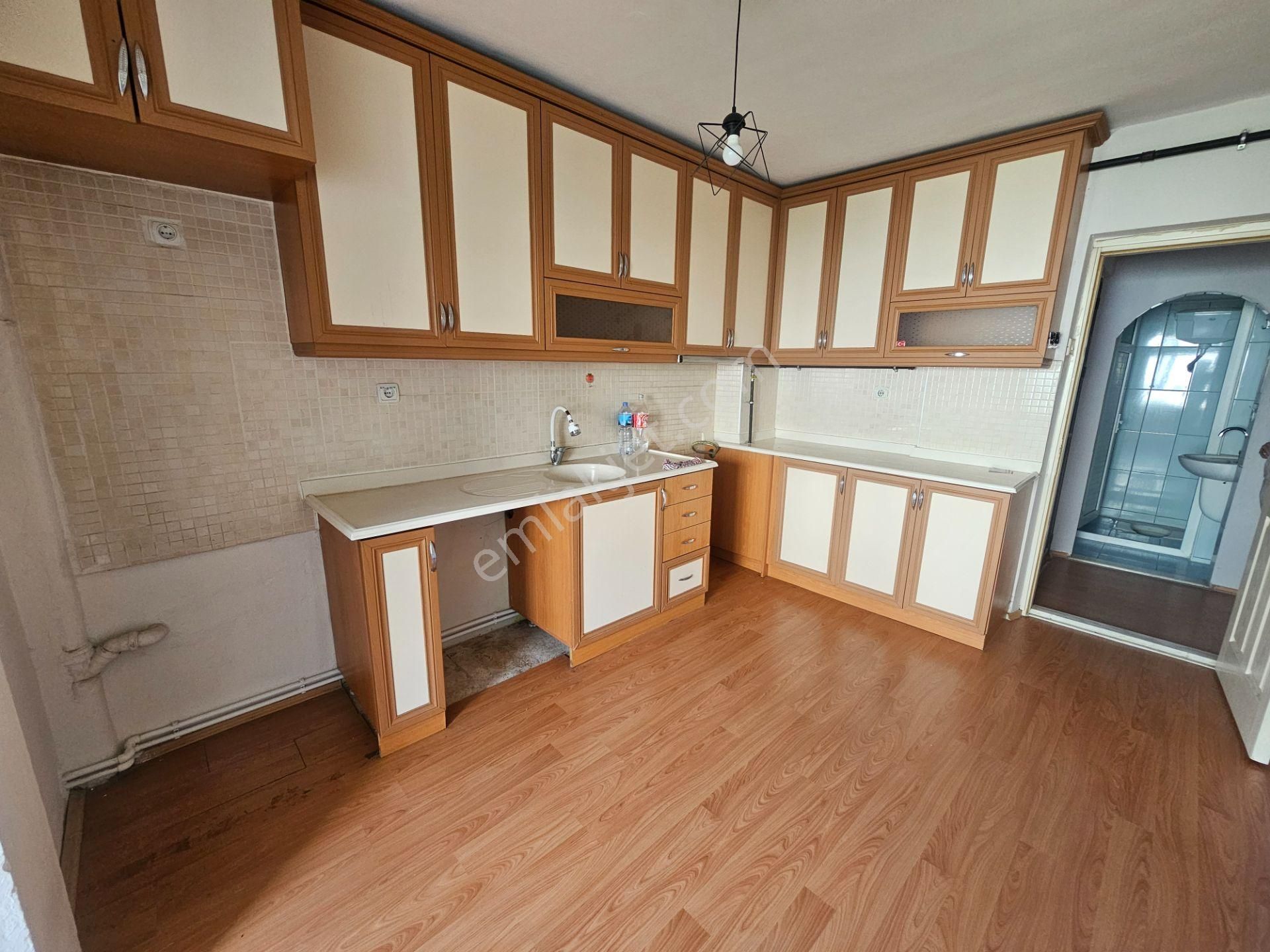 Göçmen Gayrimenkul'den Yeni Mah.2+1 Doğalgazlı Kiralık Daire