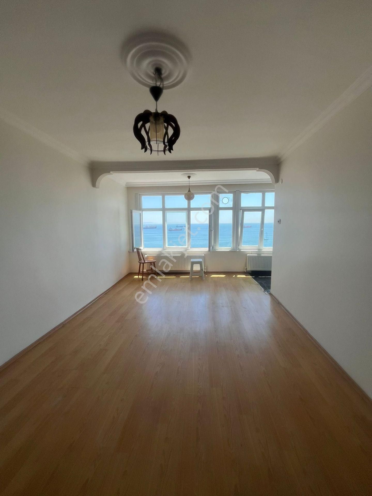 Cadde Üzerinde Deniz Manzaralı 2+1 Kiralık Daire