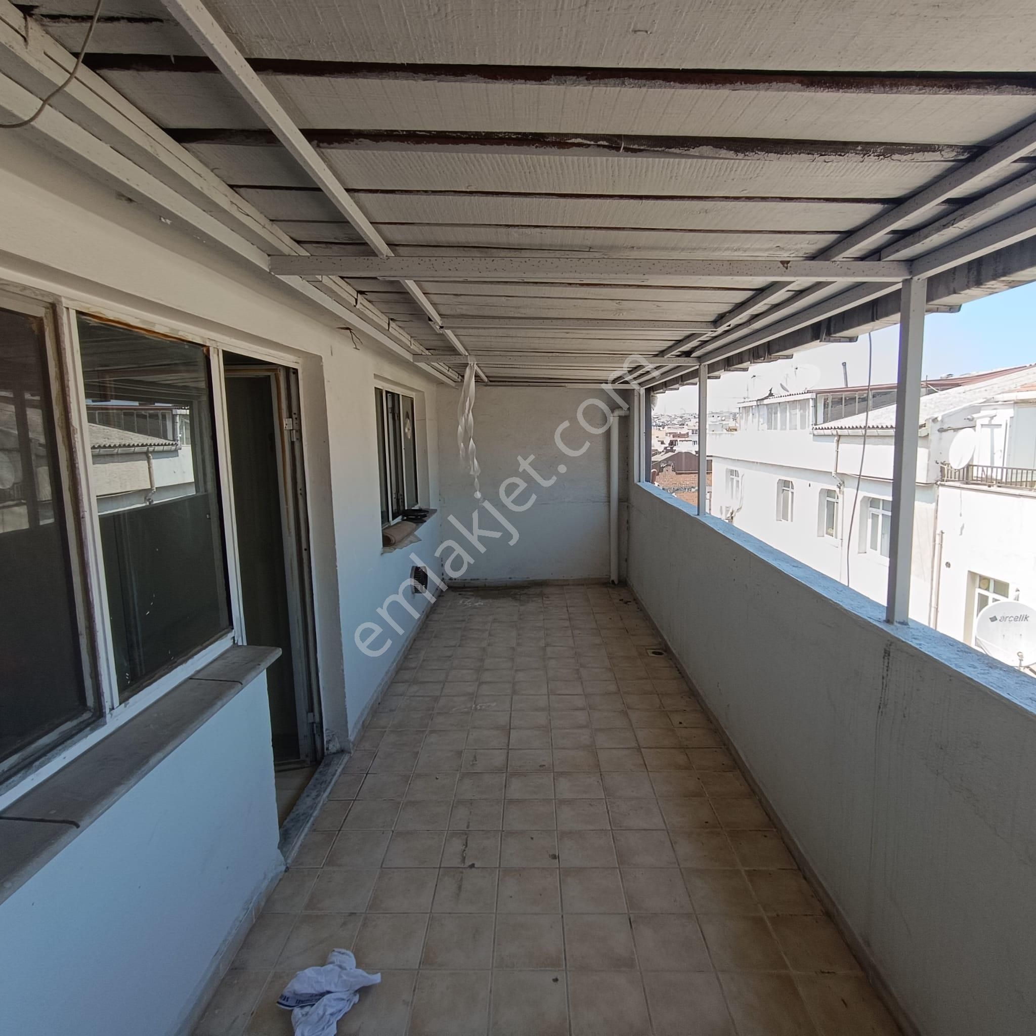 Bayrampaşa Muratpaşa 2+1 Çift Cephe Balkon Doğalgaz Sobalı Çatı Katı
