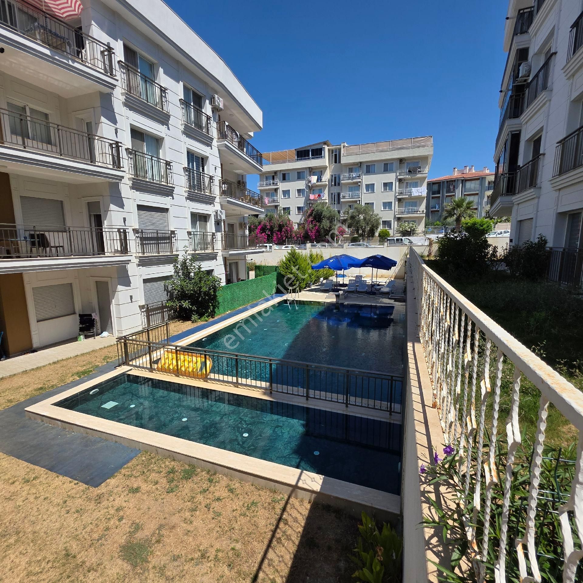 Emlak Adası Kuşadası'ndan Havuzlu Sitede Eşyalı 2+1