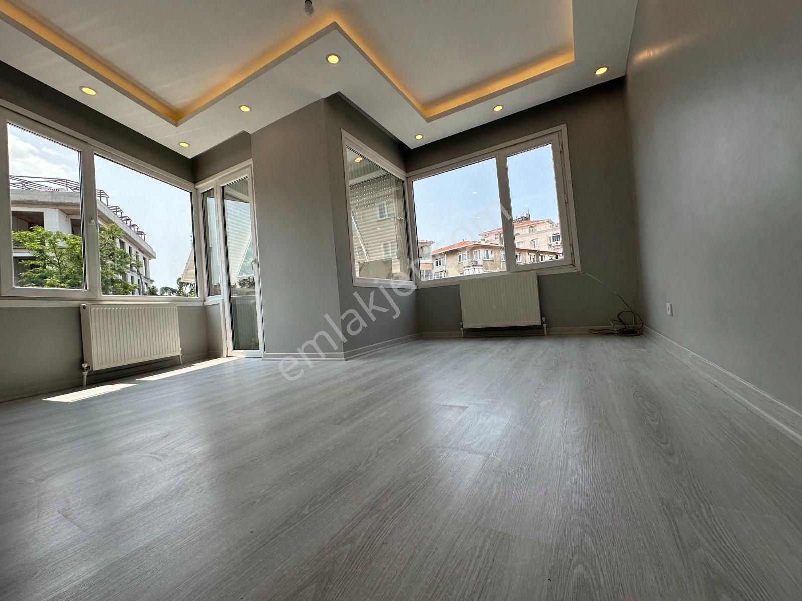 Köksalan'dan Küçükyalı'da Özel Dekore Edilmiş Full Aydınlık Balkonlu 2+1