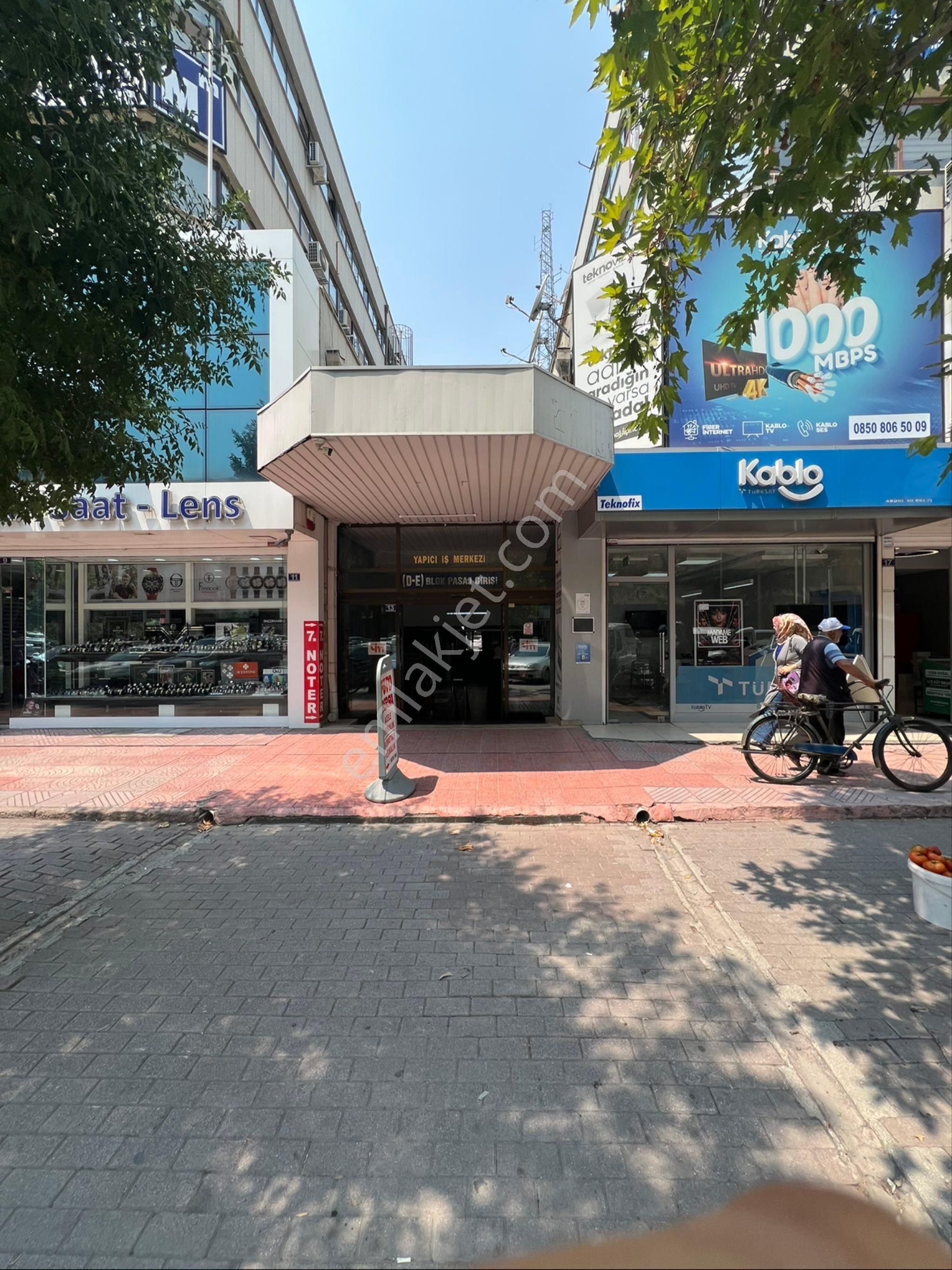 Yapıcı İş Merkezinde Köşe Dükkan