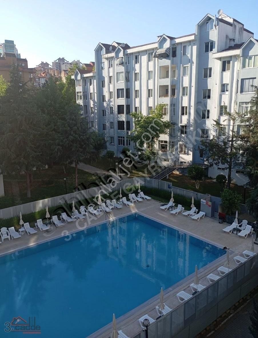 Esenkent Özdeniz Site'de Tadilatlı 4+1 Satılık Daire
