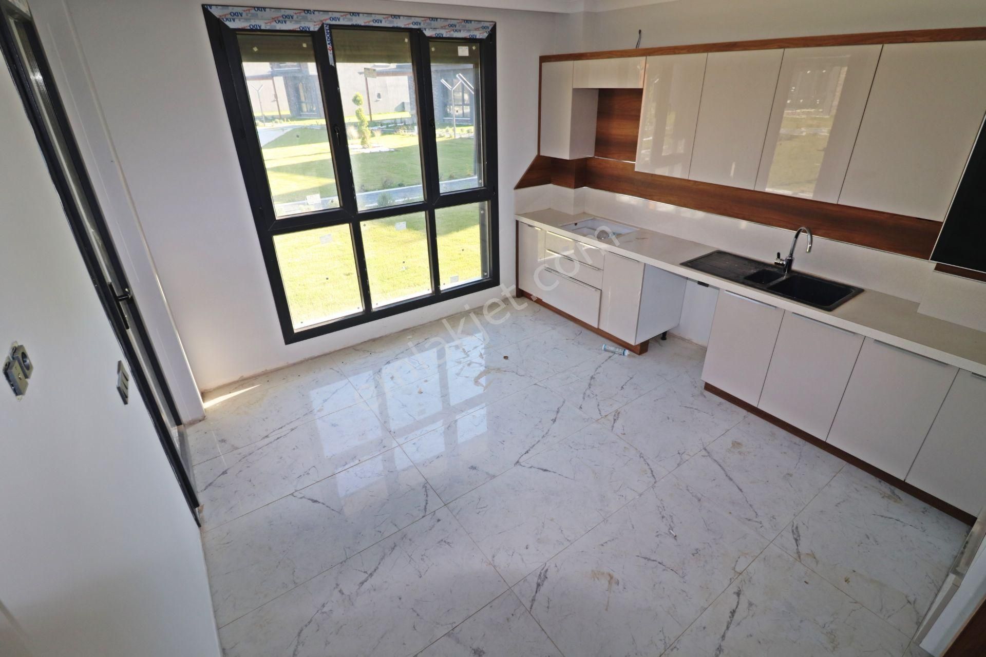 Burhaniye De Tasarımıyla Göz Kamaştıran Havuzlu Otoparklı3+1villa - Görsel 4