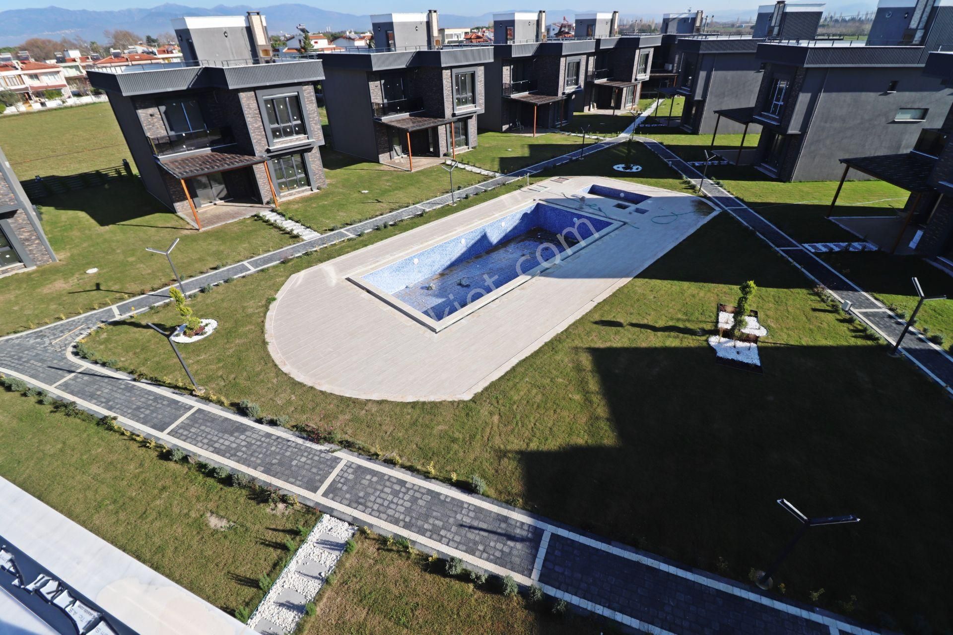 Burhaniye De Tasarımıyla Göz Kamaştıran Havuzlu Otoparklı3+1villa - Görsel 30