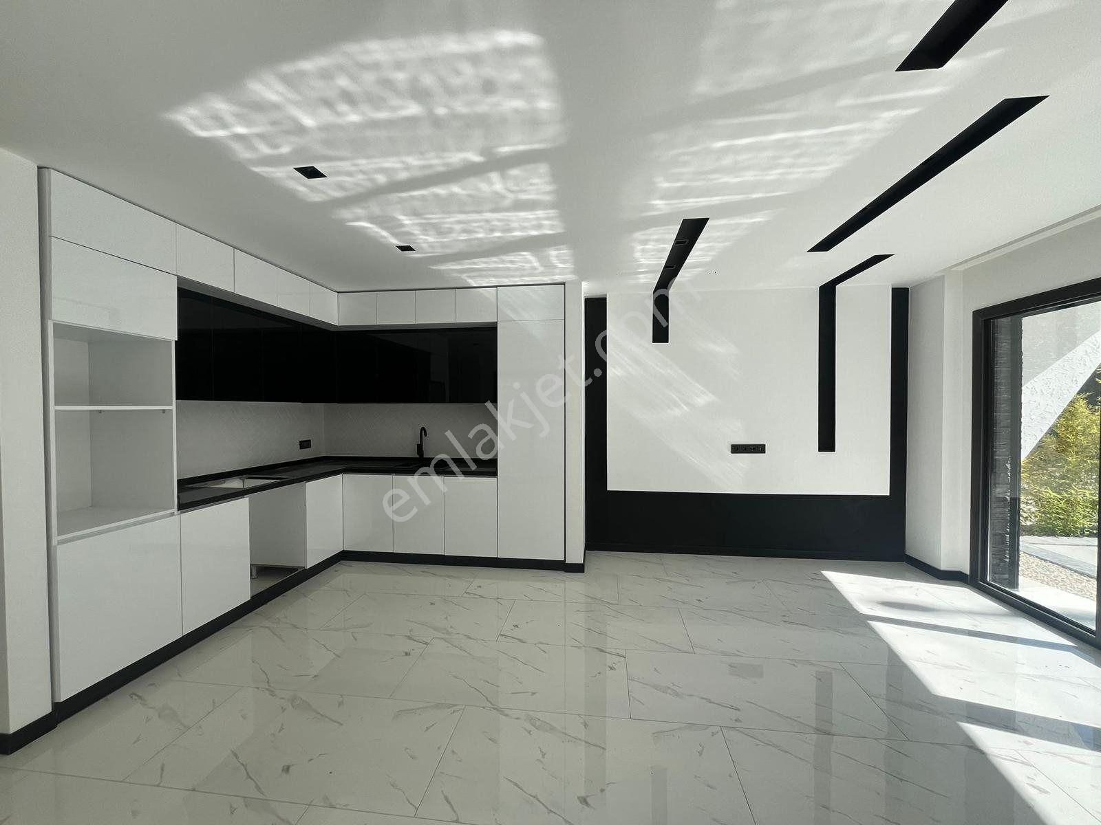 Kuşadası Merkezi Konumda 4+1 Müstakil Villa - Görsel 3