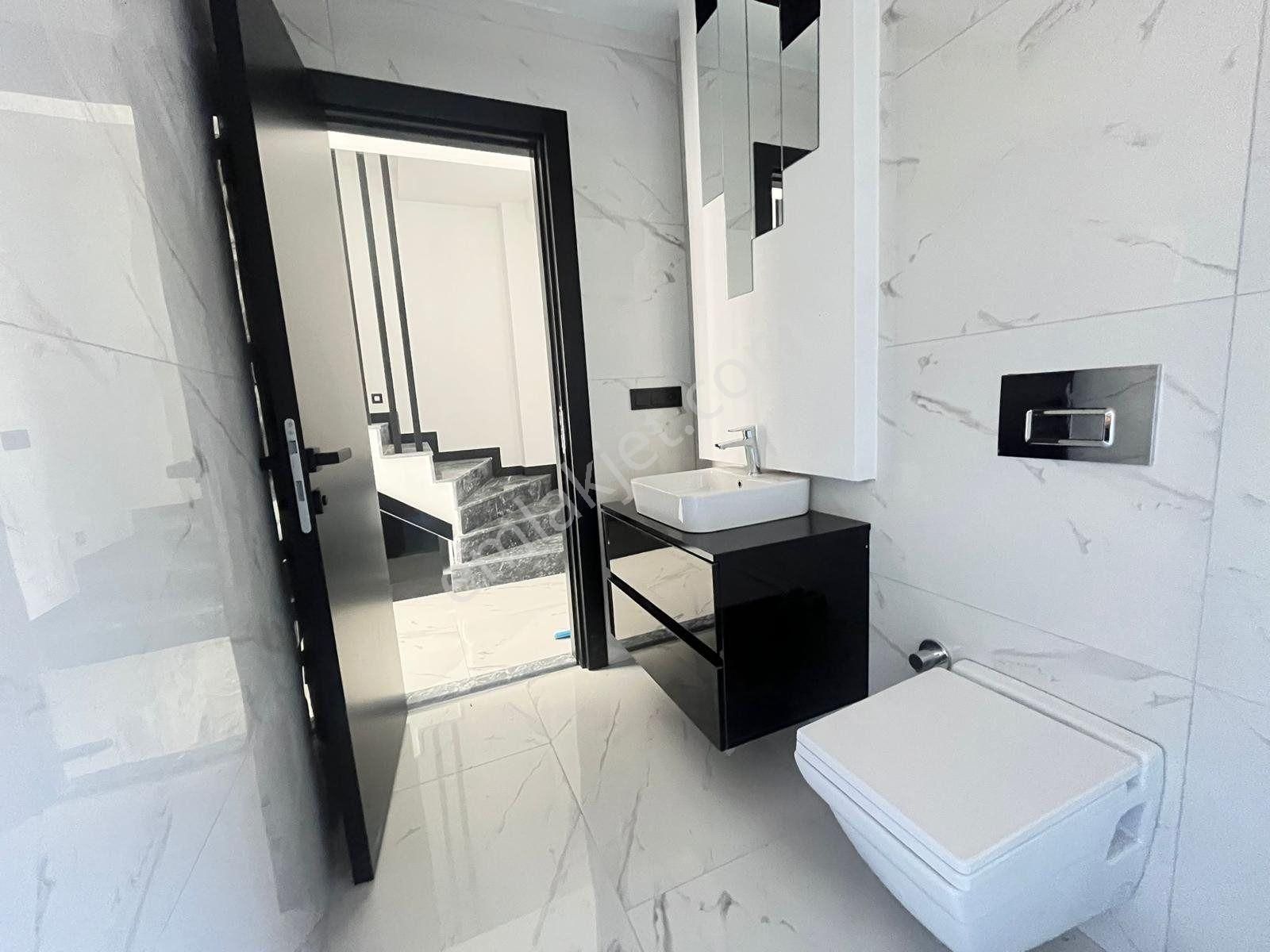 Kuşadası Merkezi Konumda 4+1 Müstakil Villa - Görsel 13