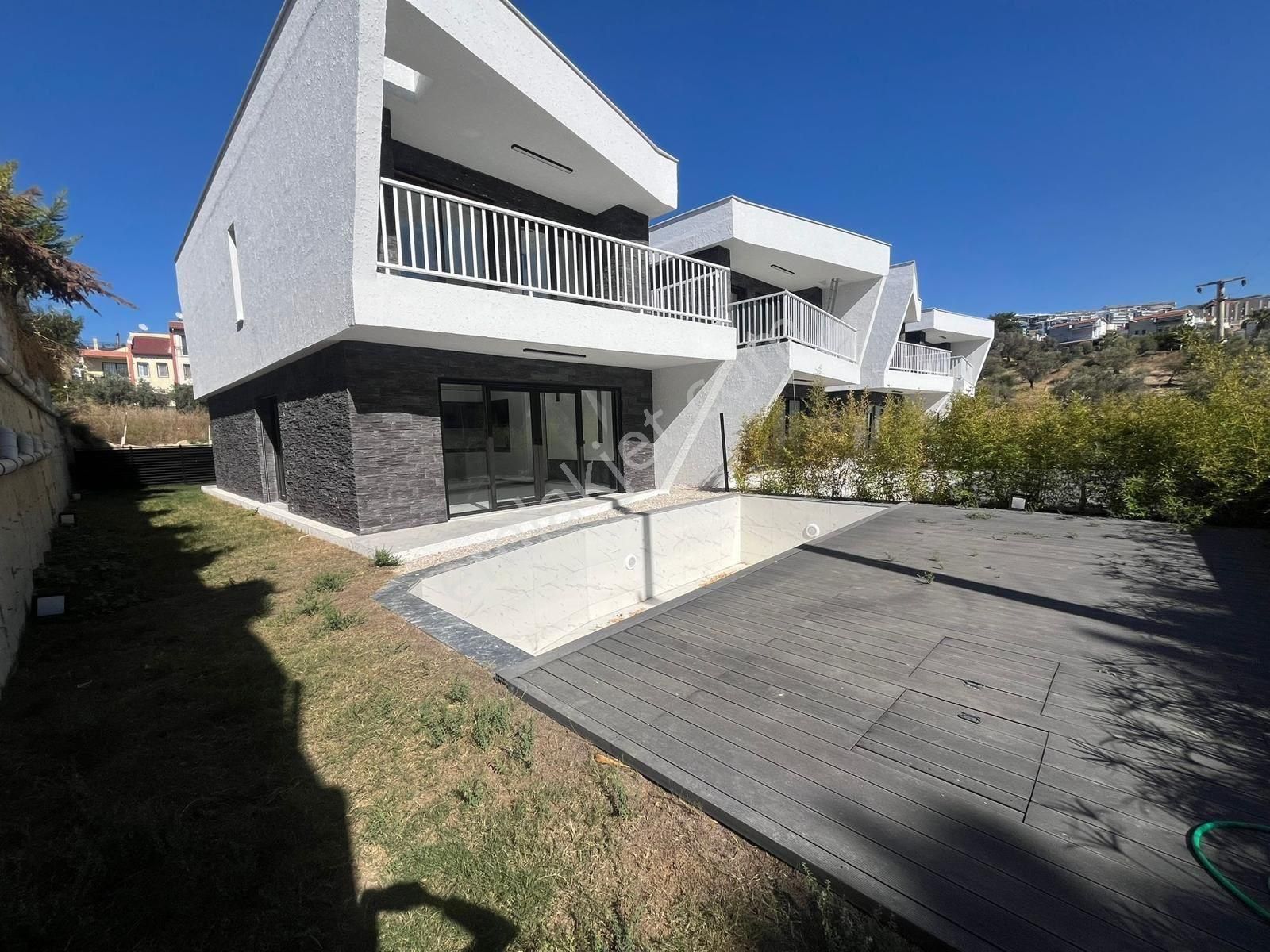 Kuşadası Merkezi Konumda 4+1 Müstakil Villa