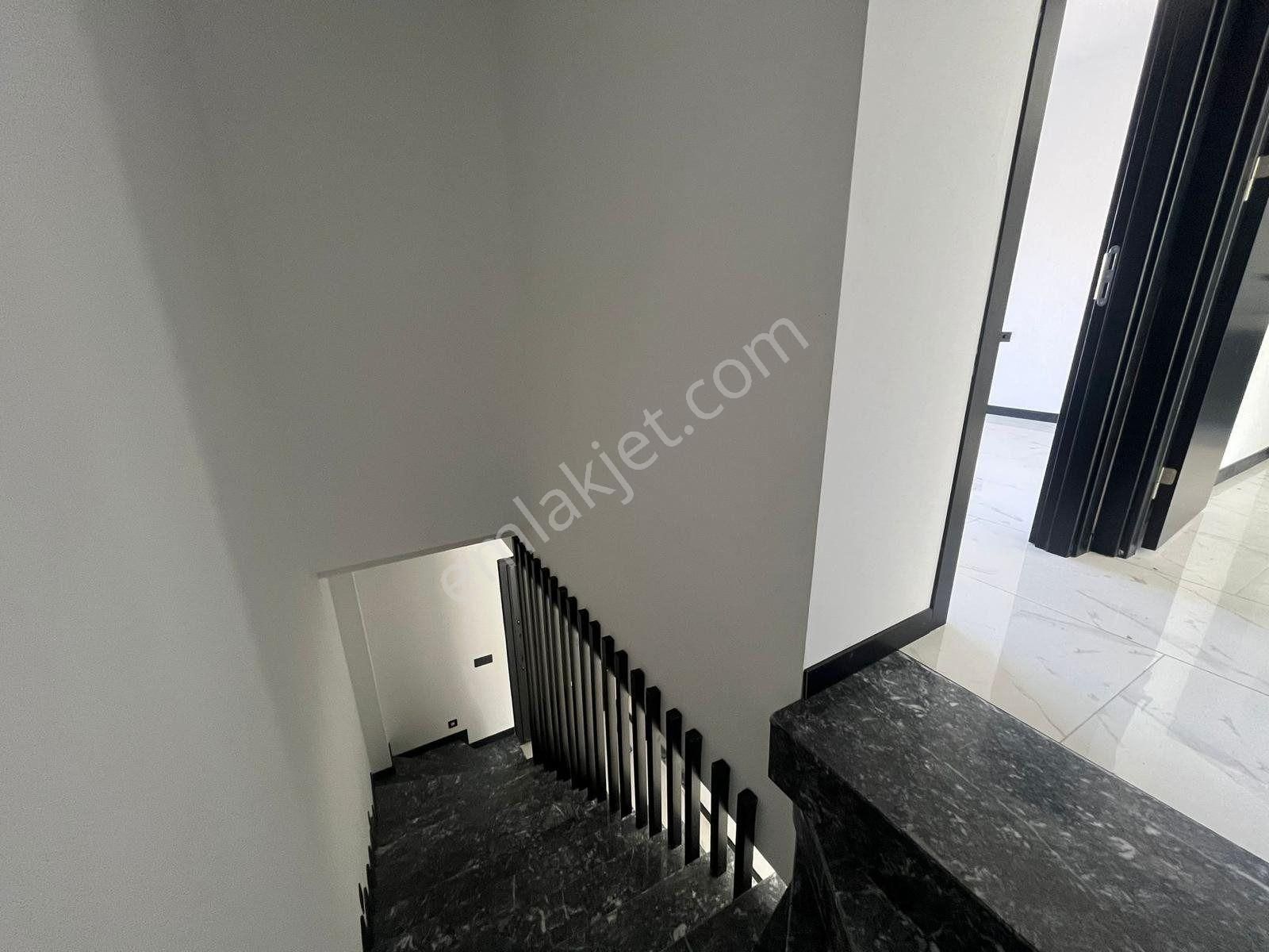 Kuşadası Merkezi Konumda 4+1 Müstakil Villa - Görsel 15