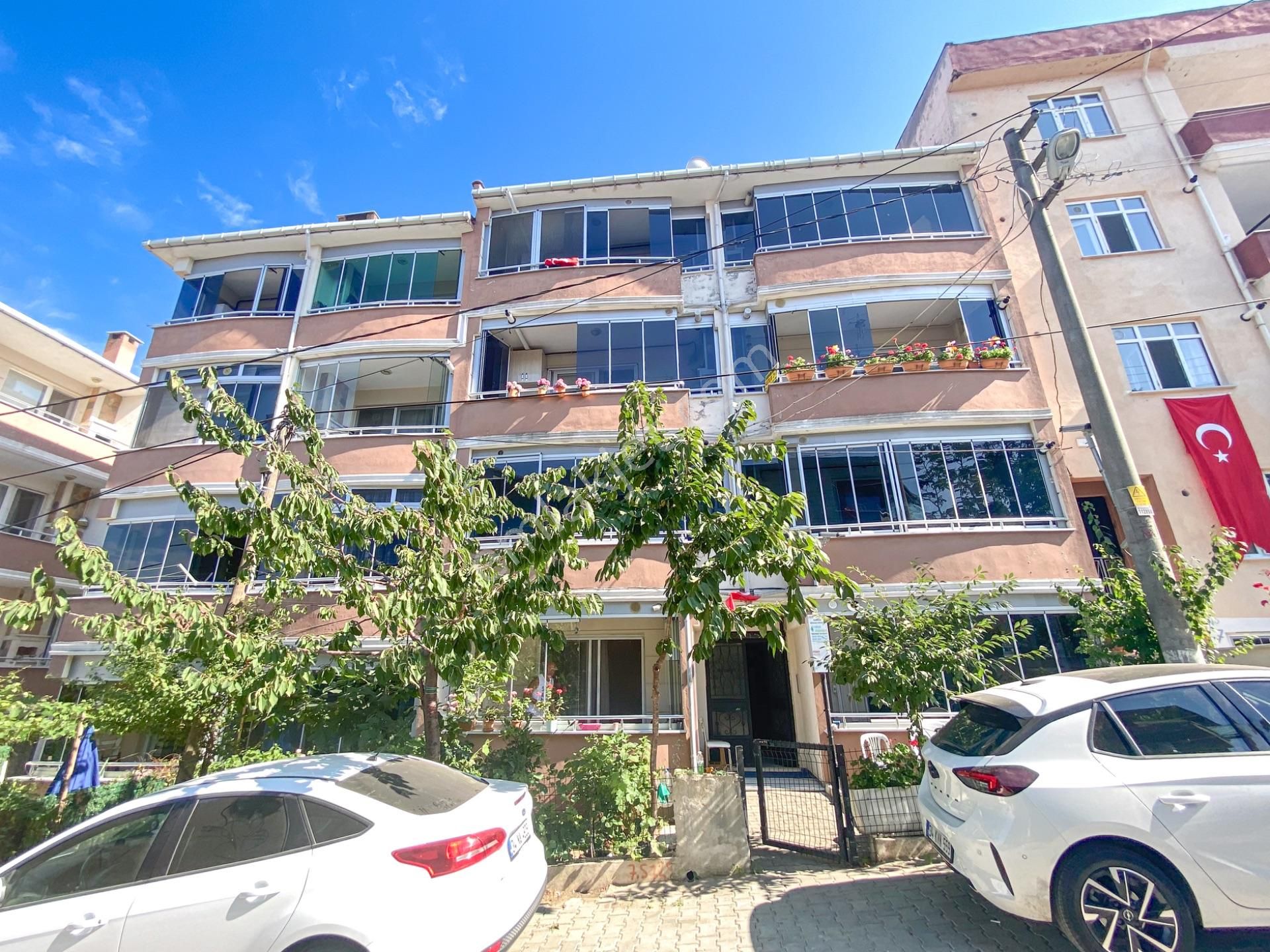 Kumbağ'da Caddeye Yakın Geniş Balkonlu İskanlı Satılık 2+1 Daire