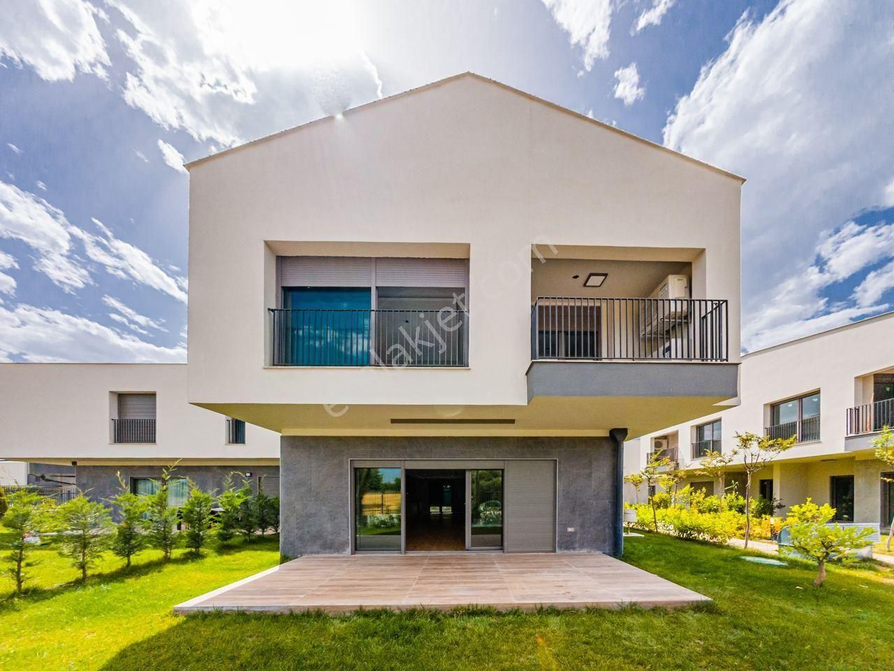 Döşemaltı Düzlerçamında Araç Ve Arsa Takasına Açık Ultra-lüx Havuzlu Satılık Villa