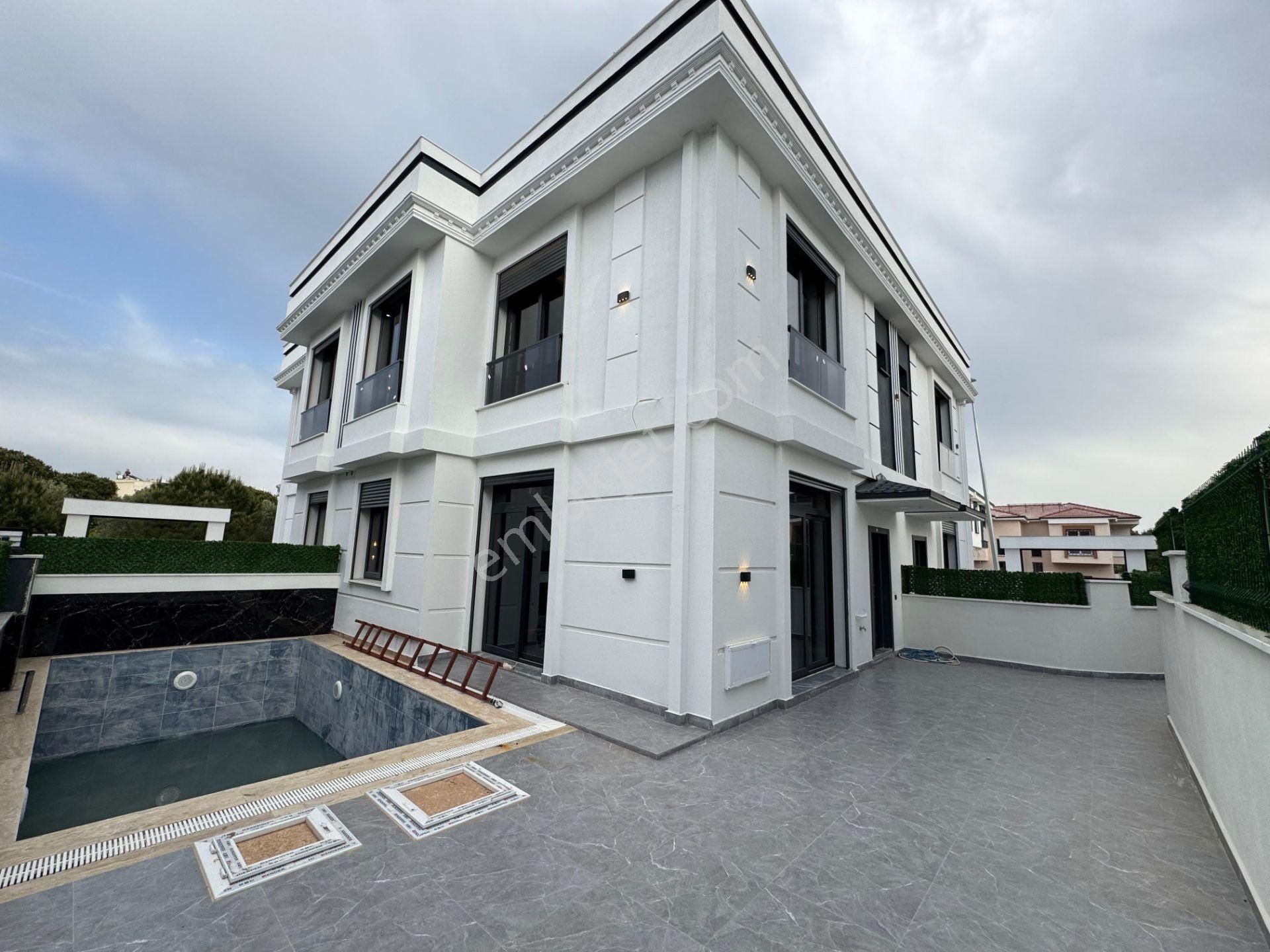Çamlık Mahallesinde Havuzlu, Denize Yakın Sıfır 3+1 Villa