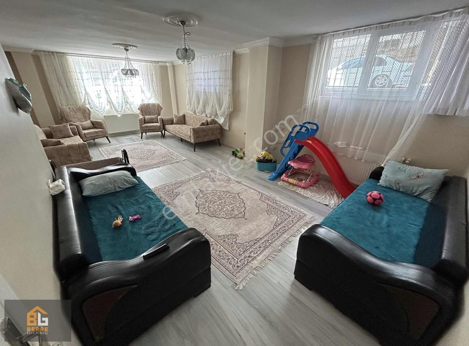 Unkapanı Mahallesinde 8 Yıllık Bina Geniş 2+1 Daire
