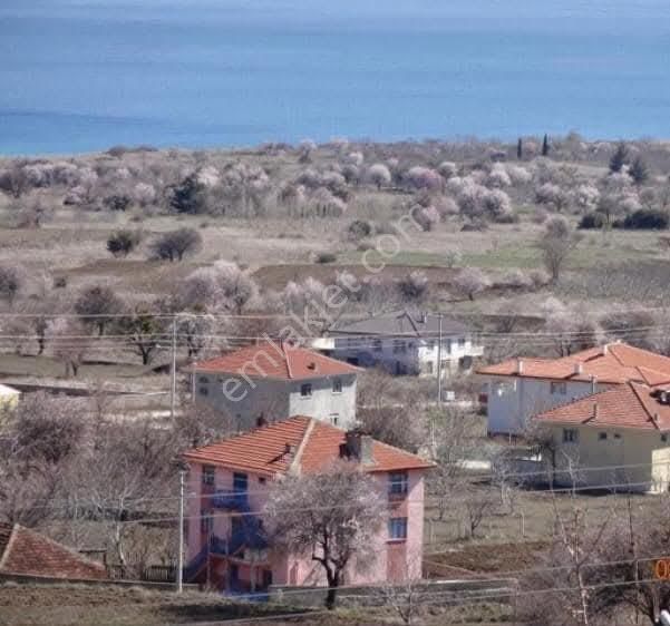 Yeşilova Doğanbaba Köyünde Sada Gölü Manzaralı Üç Katlı Bahçeli Bina - Görsel 7