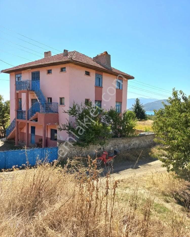 Yeşilova Doğanbaba Köyünde Sada Gölü Manzaralı Üç Katlı Bahçeli Bina - Görsel 2