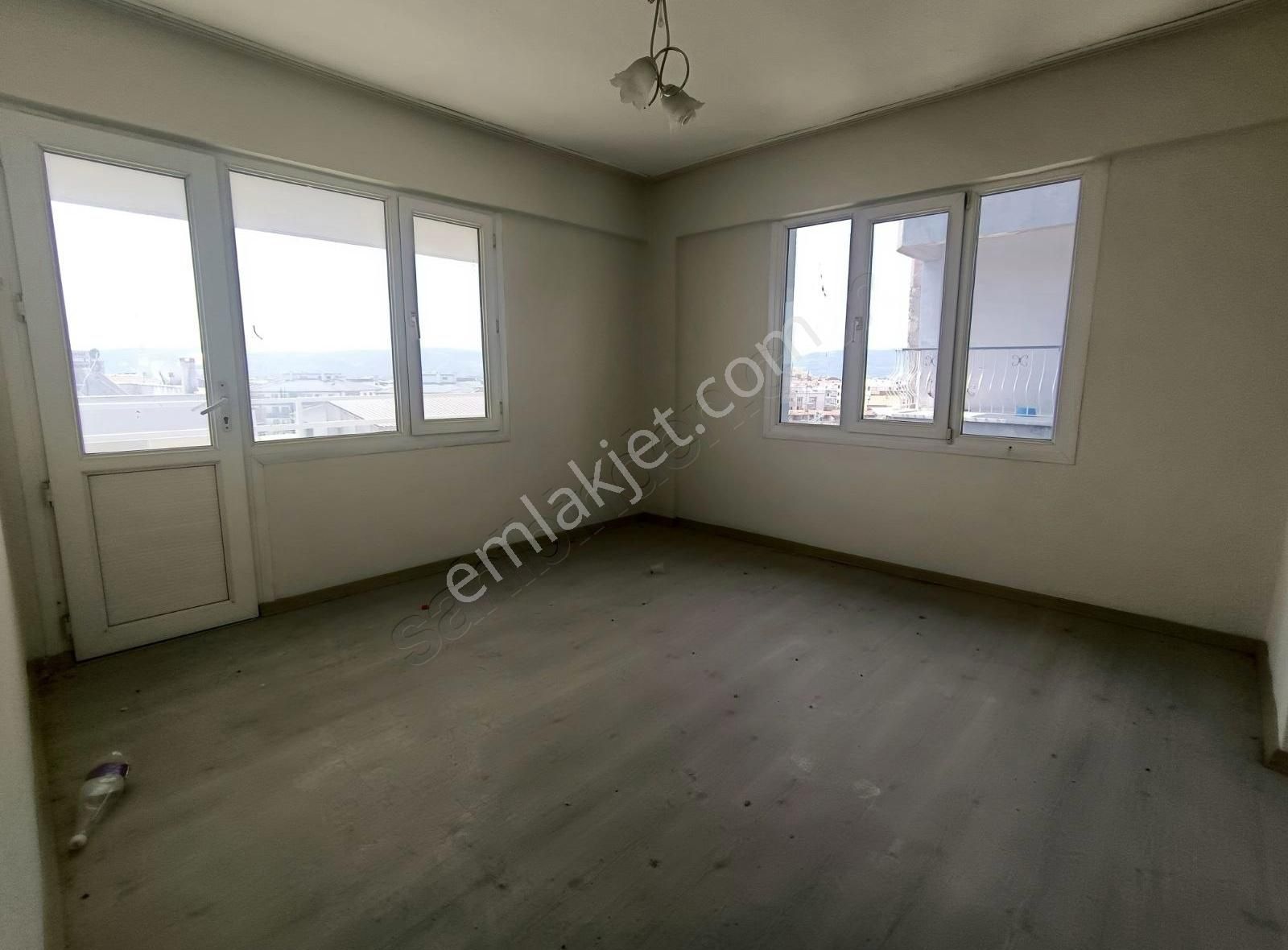 Soma Yolu Üzerinde 3+1 Geniş Teraslı Daire