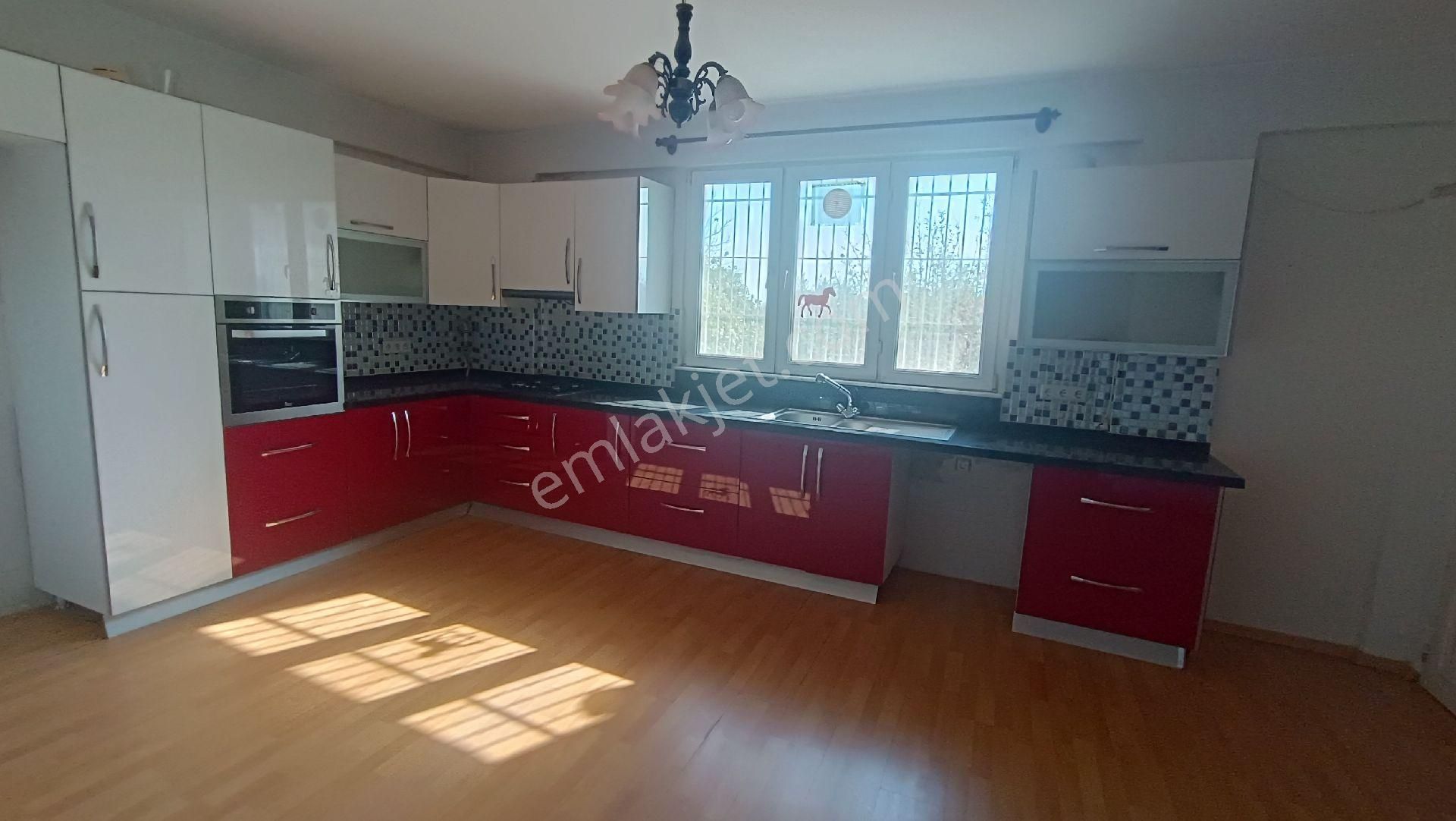 Çarkıparede 1 Dönüm Arsa İçinde Satılık Kombili 3 Katlı Villa