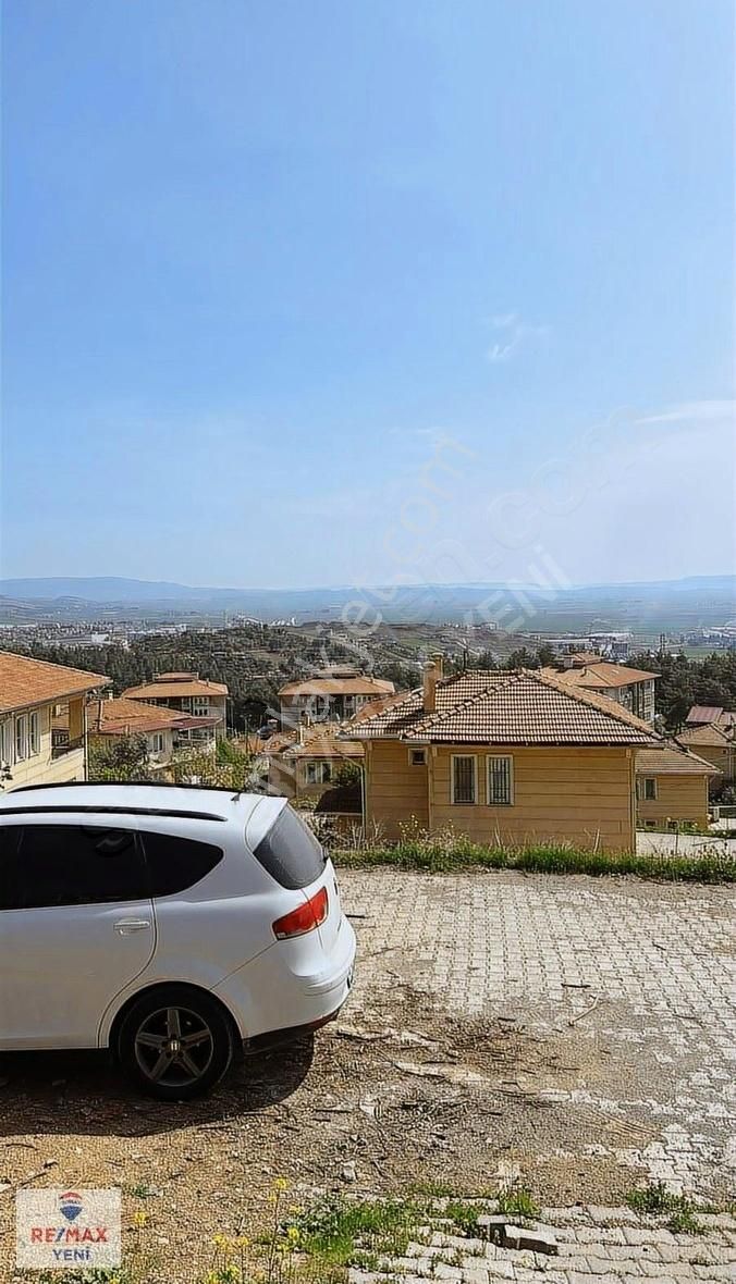 Remax' Ten Türkoğlu Merkezi Konumda Satlık 2katlı Müstakil Villa