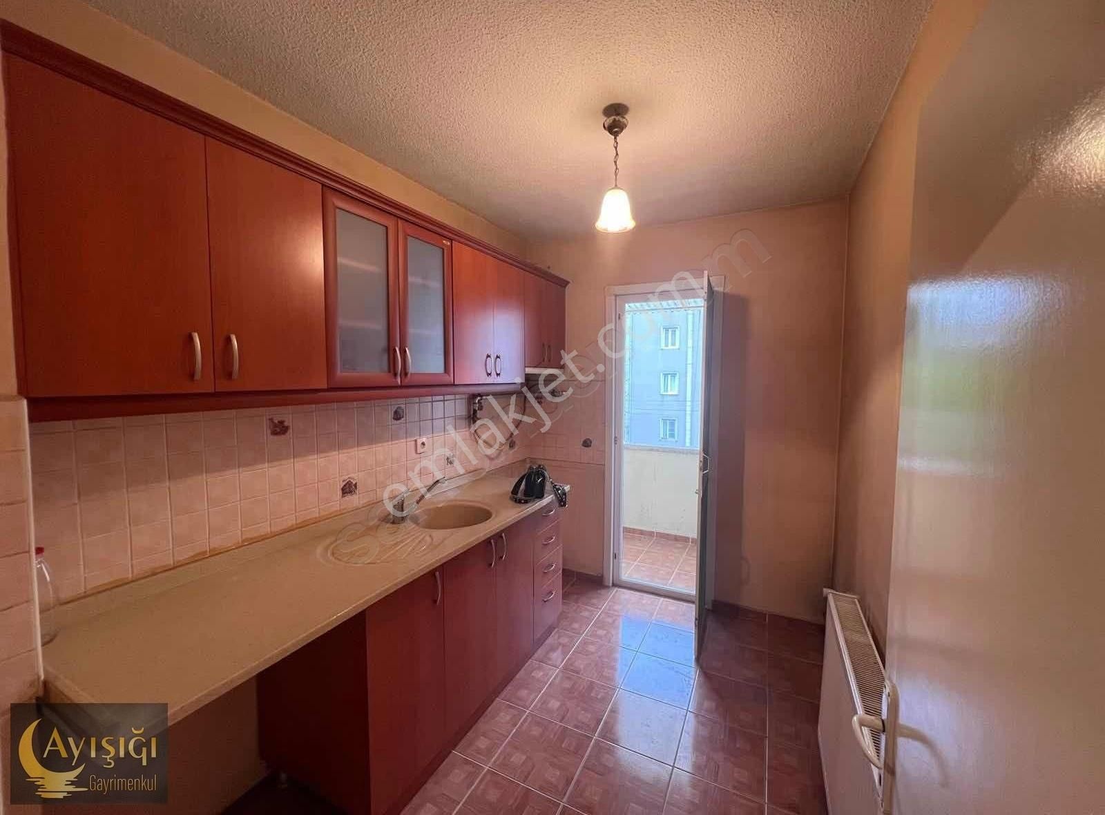 Çayırova Şekerpınar Göçmen Konutlarında 2+1 Arakat Kiralık Daire