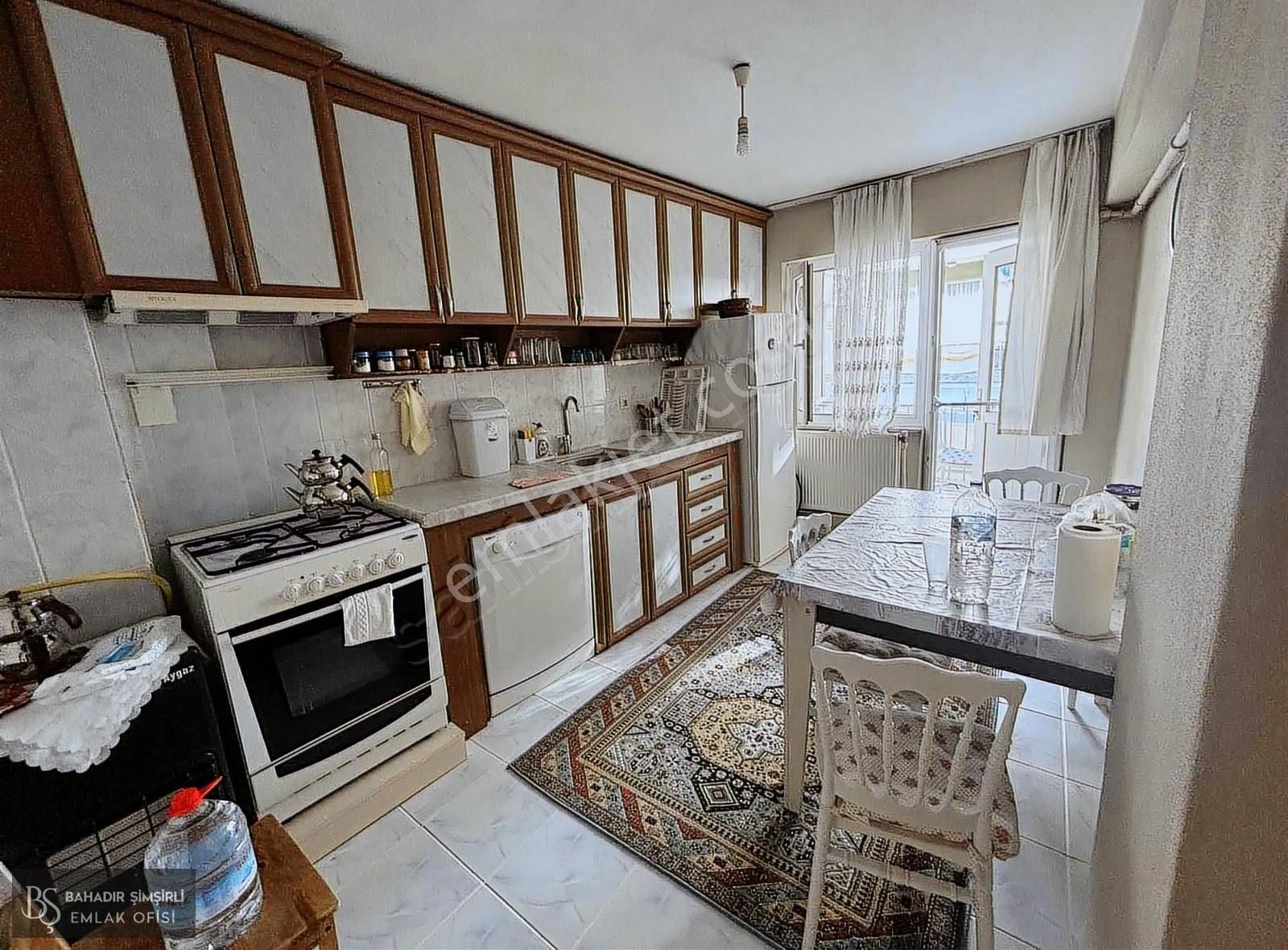 Bahadır Şimşirliden Lise Üçgen Park Yakını Satılık 3+1 Daire