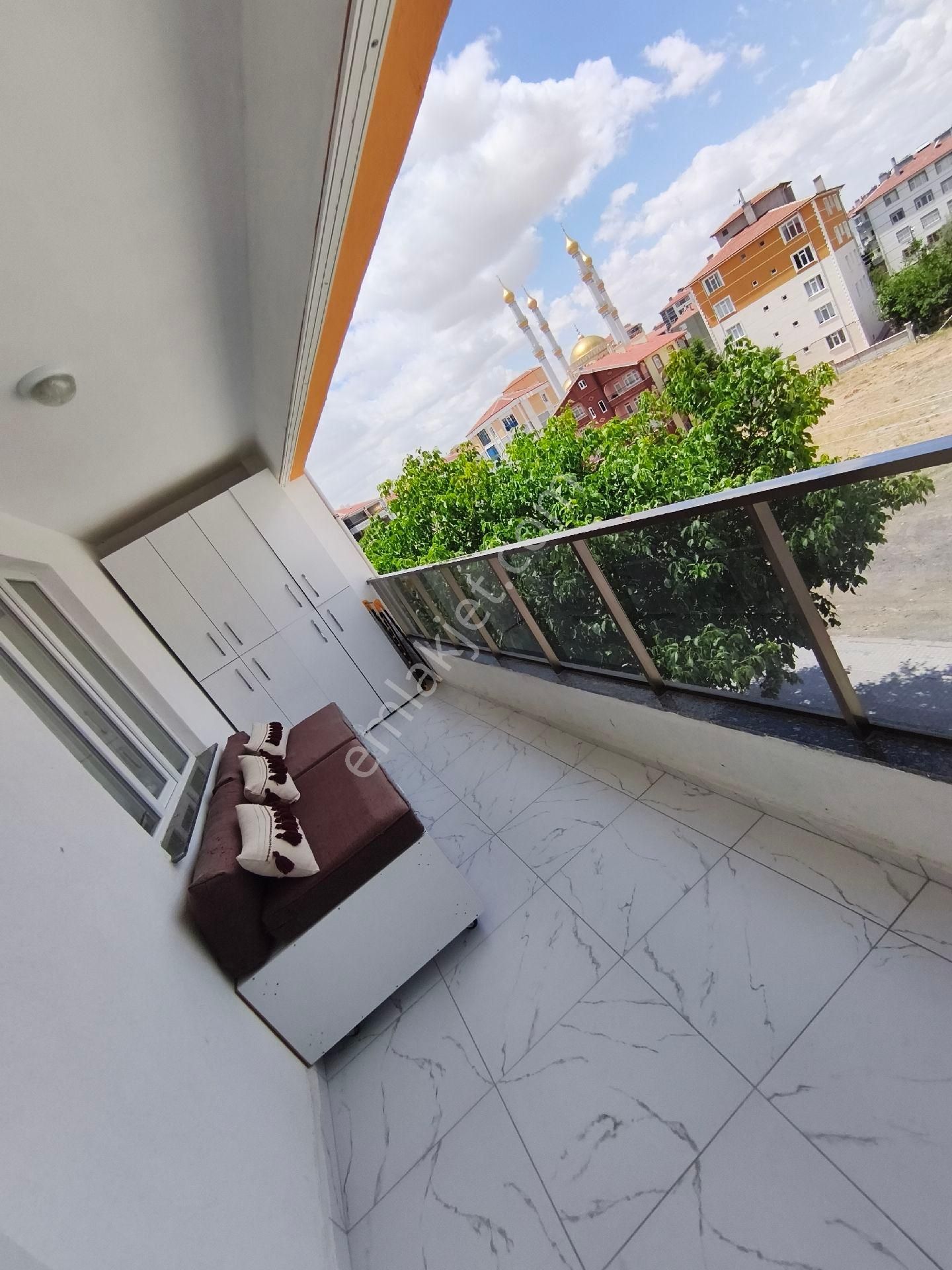 Ara Kat Cam Balkonlu Emsalsiz Daire