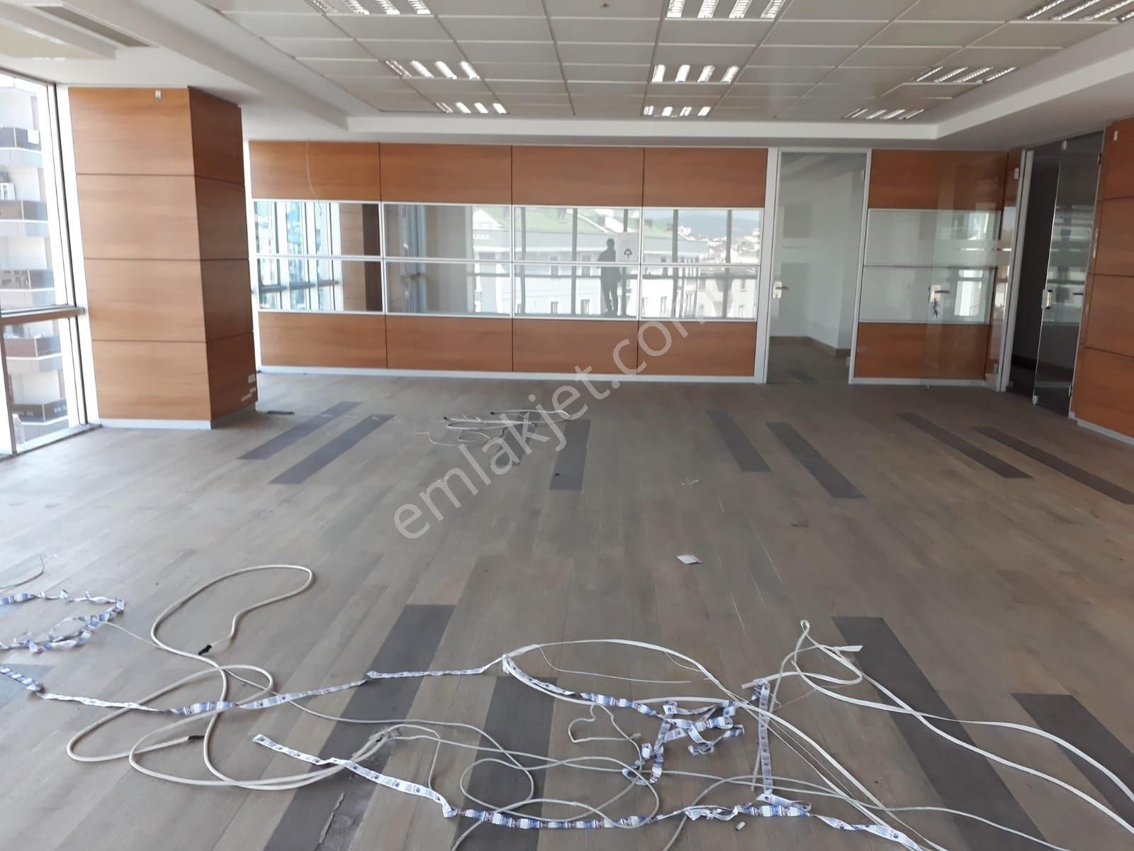 Sultanbeyli'de 2.500 M2 Tek Parça Tertemiz Hazır Boş Fabrika