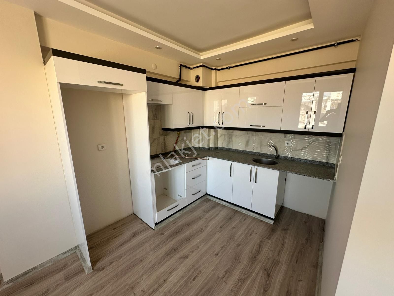 Zeki Emlak'tan Muradiye'de 2+1 Açık Mutfak Kiralık Sıfır Daire