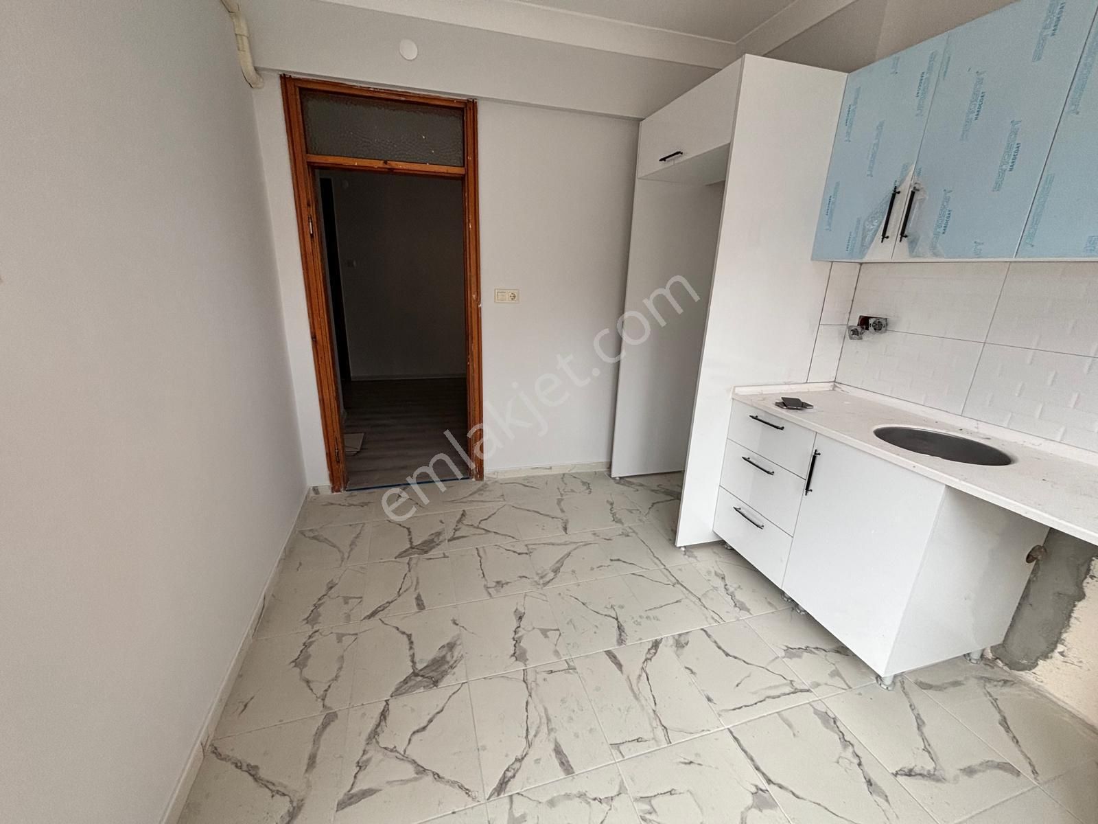 Deha Emlak'tan Söğütlü Mahallesinde Kiralık 3+1 Daire