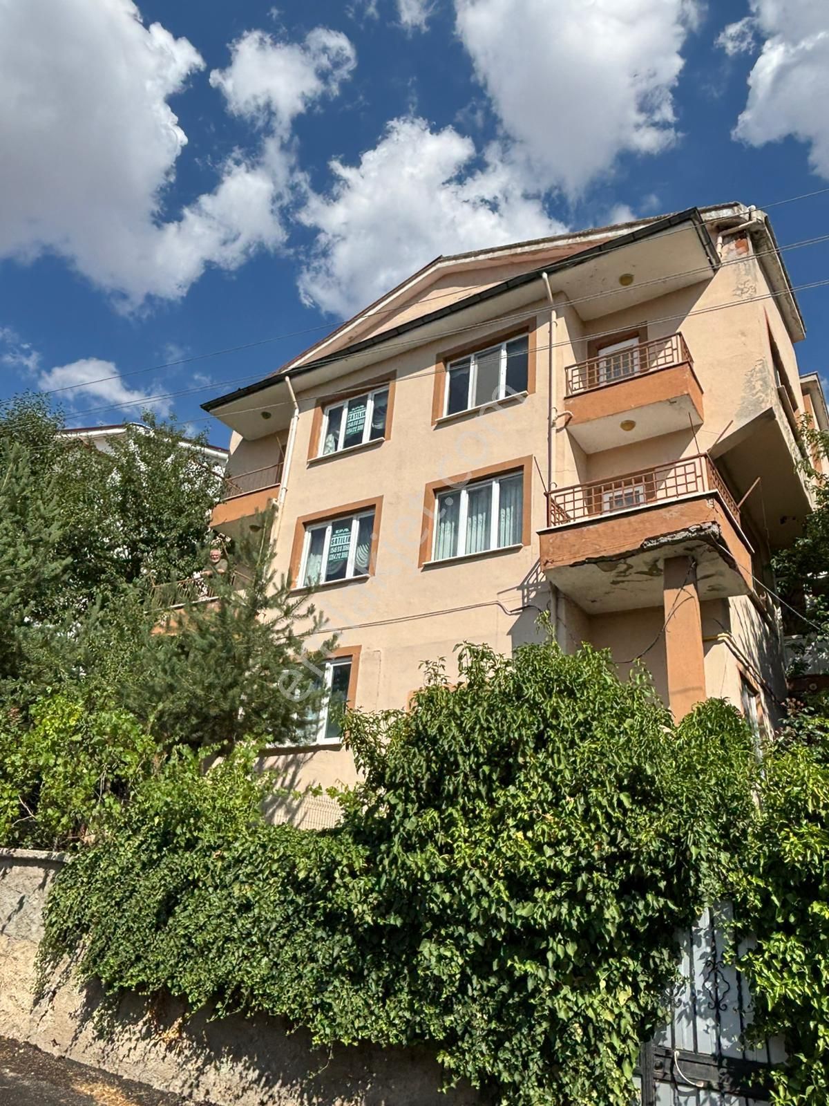 Epadan Atatürk Yolu Üzerinde Satlık 3 Katlı Villa